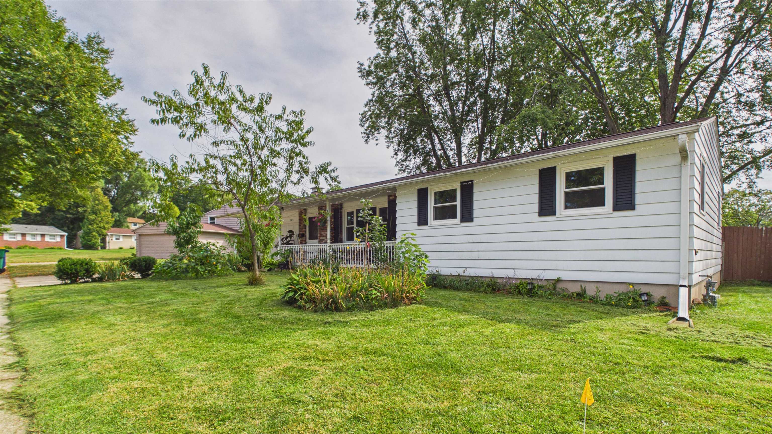 1864 Neal Ct, Green Bay, WI 54302
