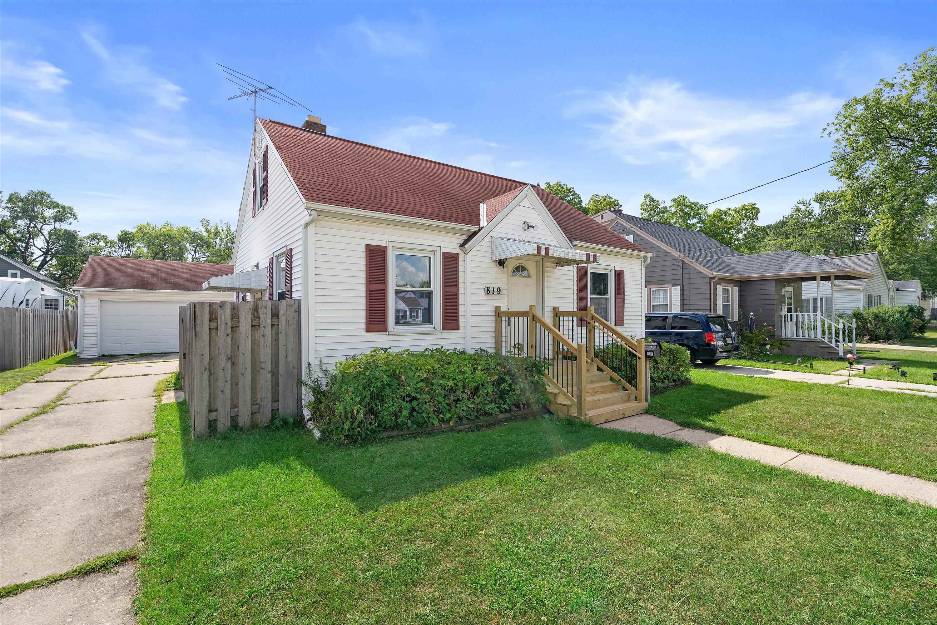819 Mullet Pl, Green Bay, WI 54304