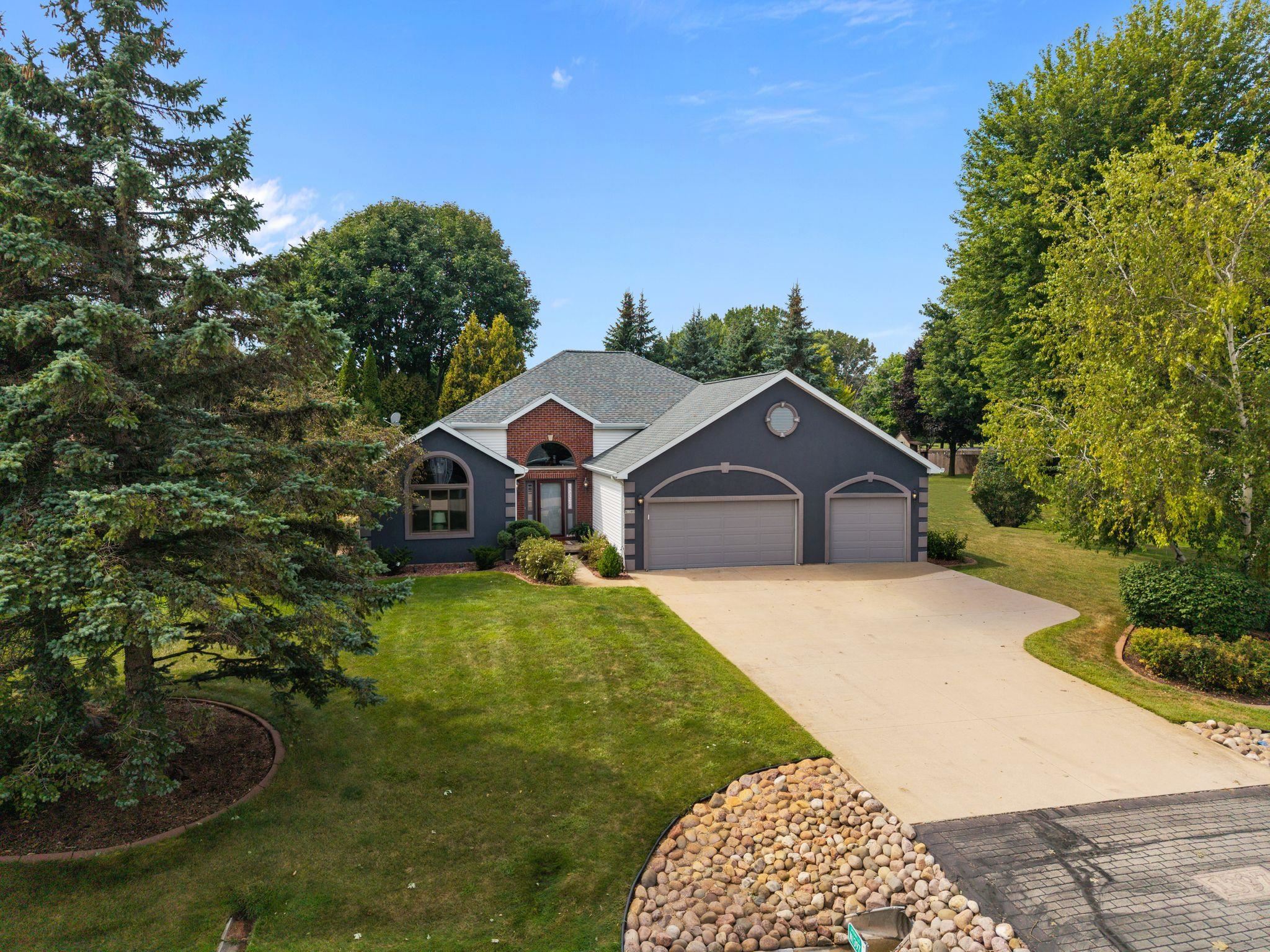 N1397 Westgreen Dr, Greenville, WI 54942