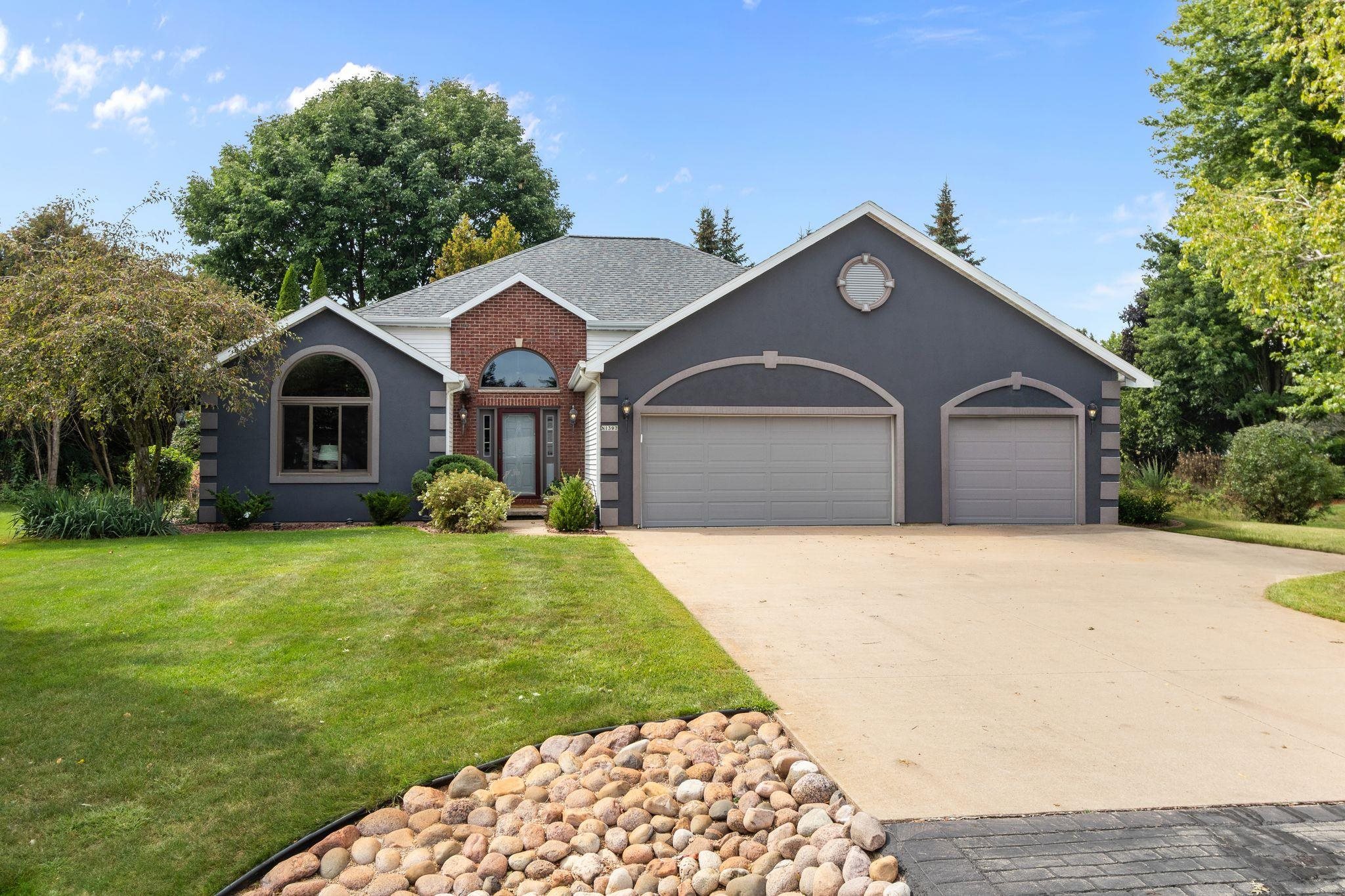 N1397 Westgreen Dr, Greenville, WI 54942