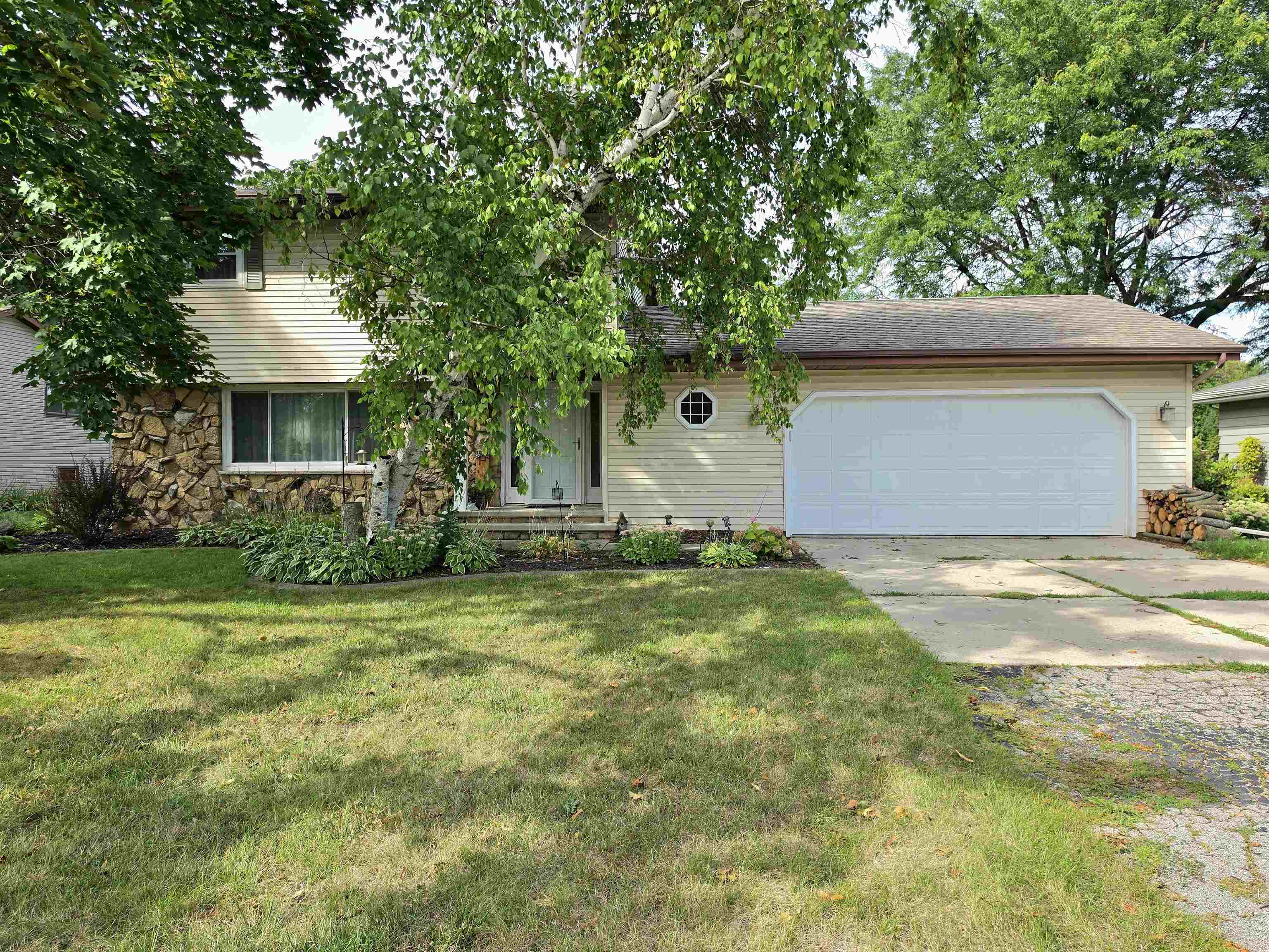700 Ravenswood Ct, Neenah, WI 54956