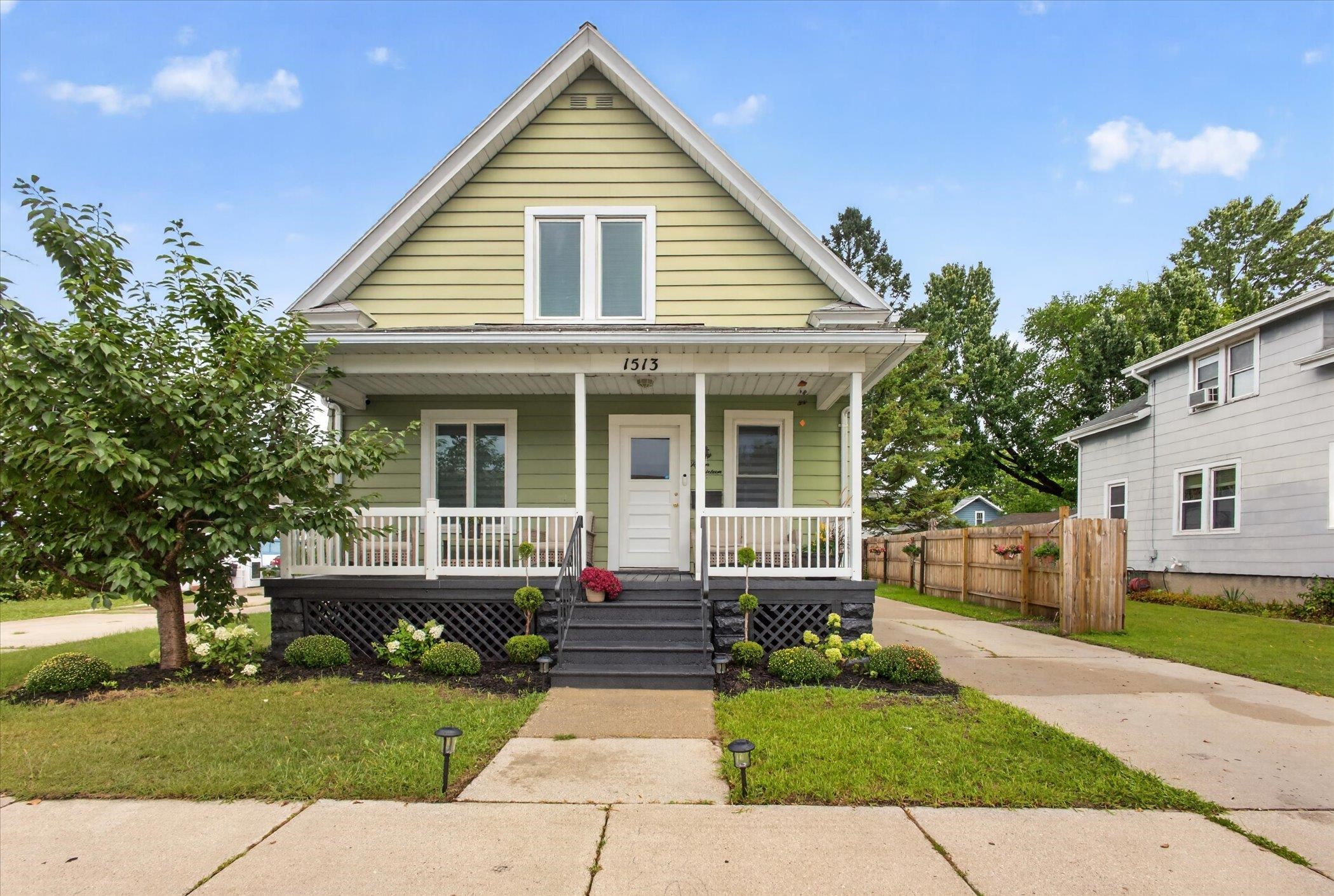1513 Morrow St, Green Bay, WI 54302-1727