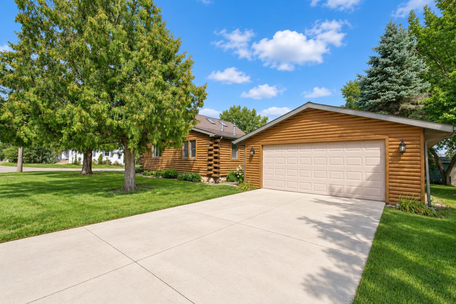 525 N 7th St, Winneconne, WI 54986