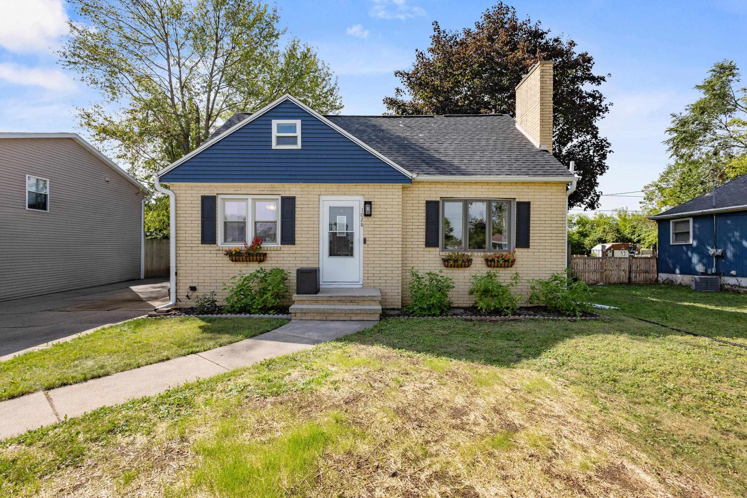 1028 Mayer St, Menasha, WI 54952
