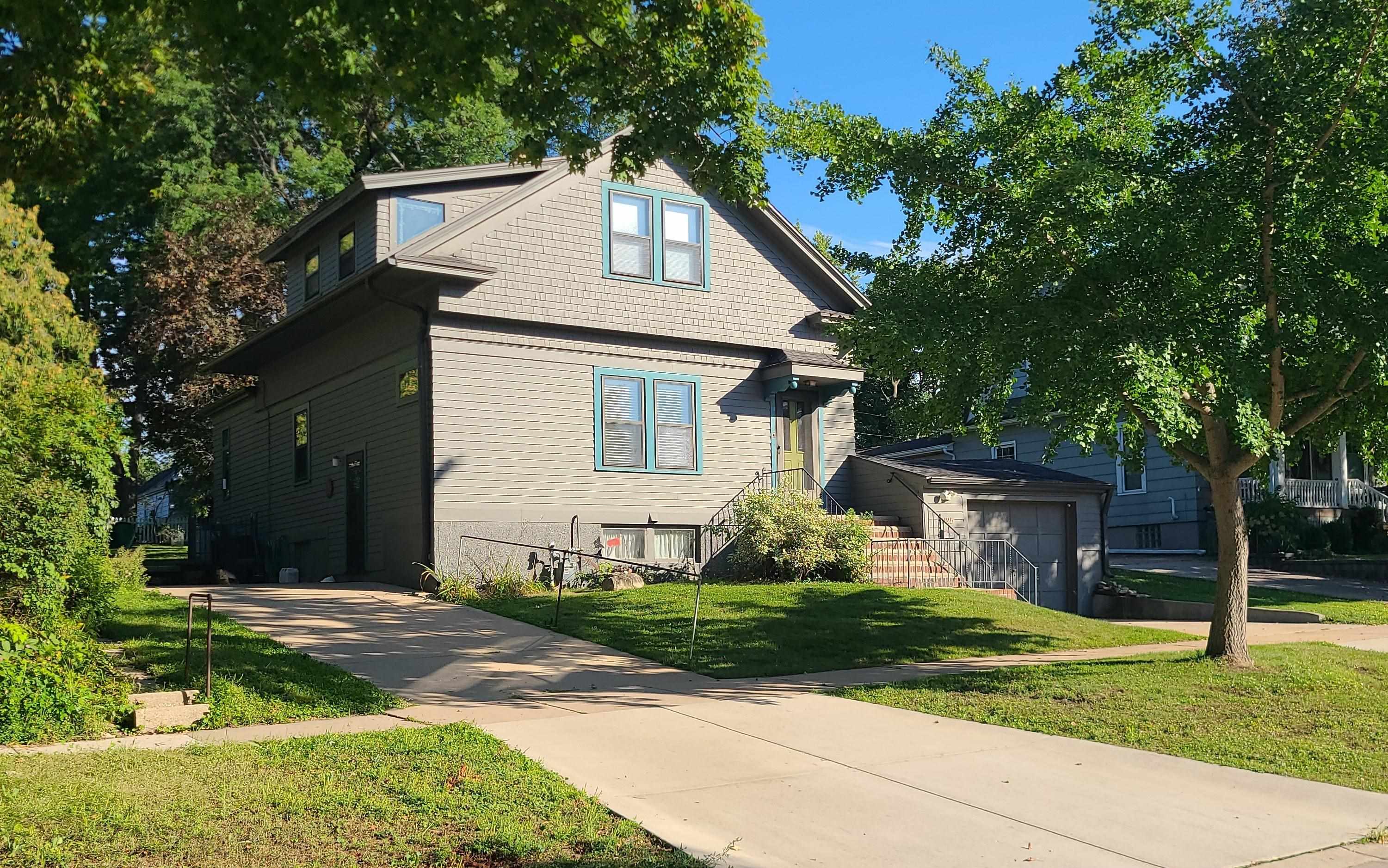 1125 S Jackson St, Green Bay, WI 54301-3237