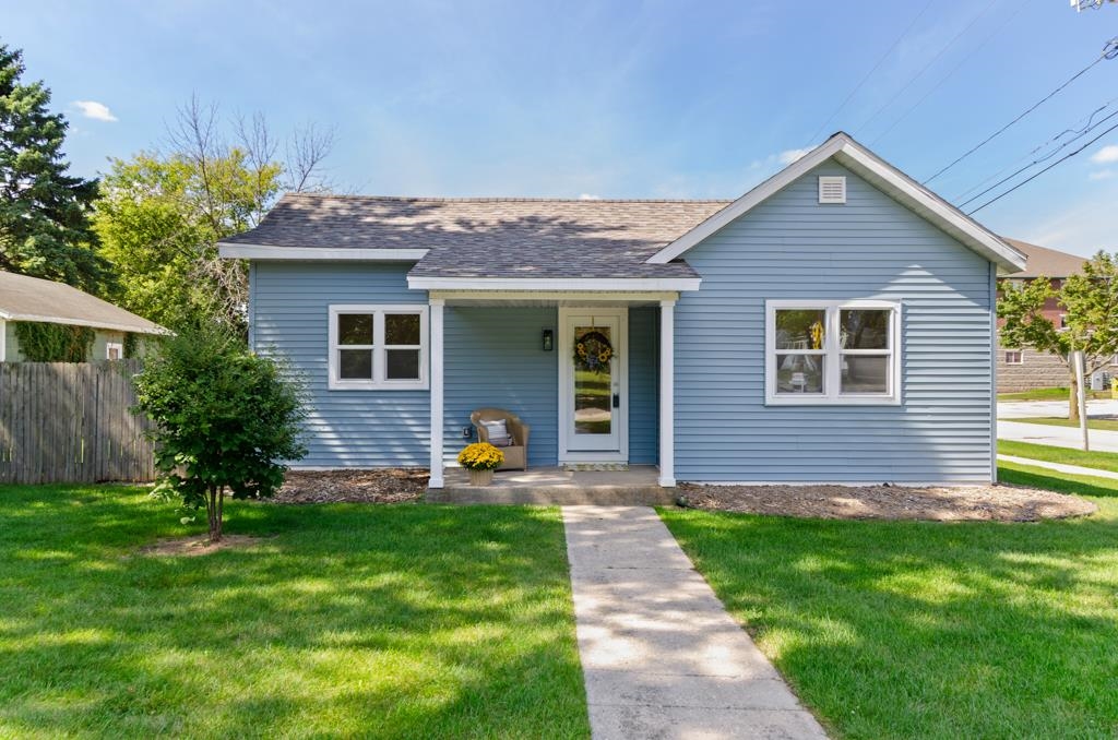 402 4th St, De Pere, WI 54115