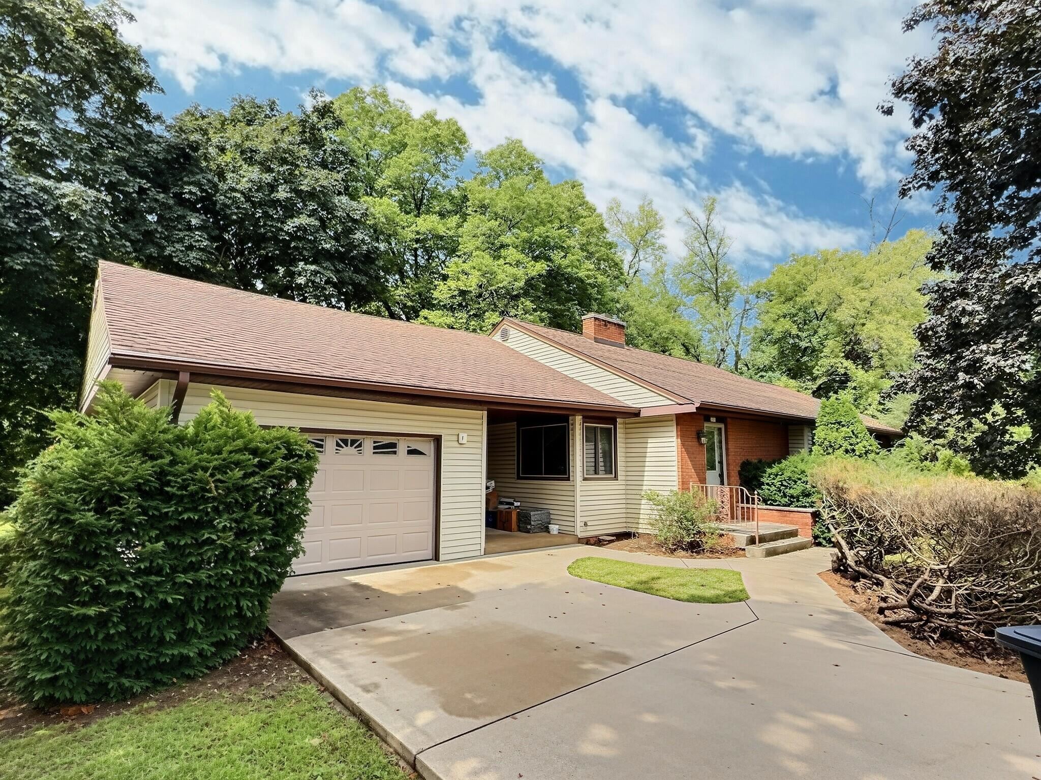 2573 Oregon St, Oshkosh, WI 54902