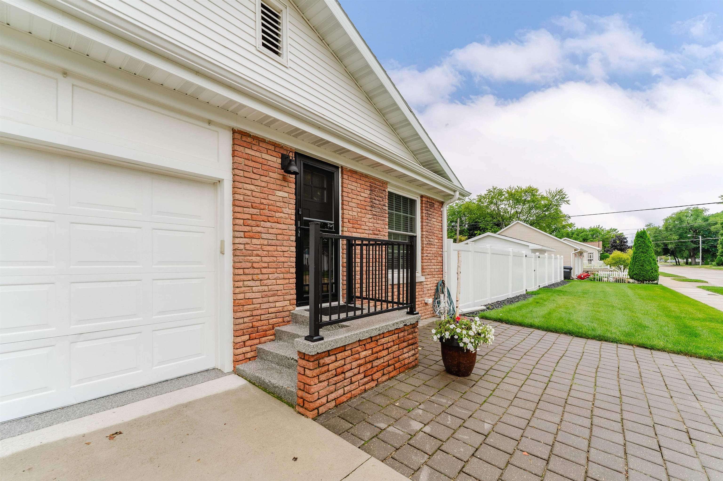 1433 Hazel St, Oshkosh, WI 54901