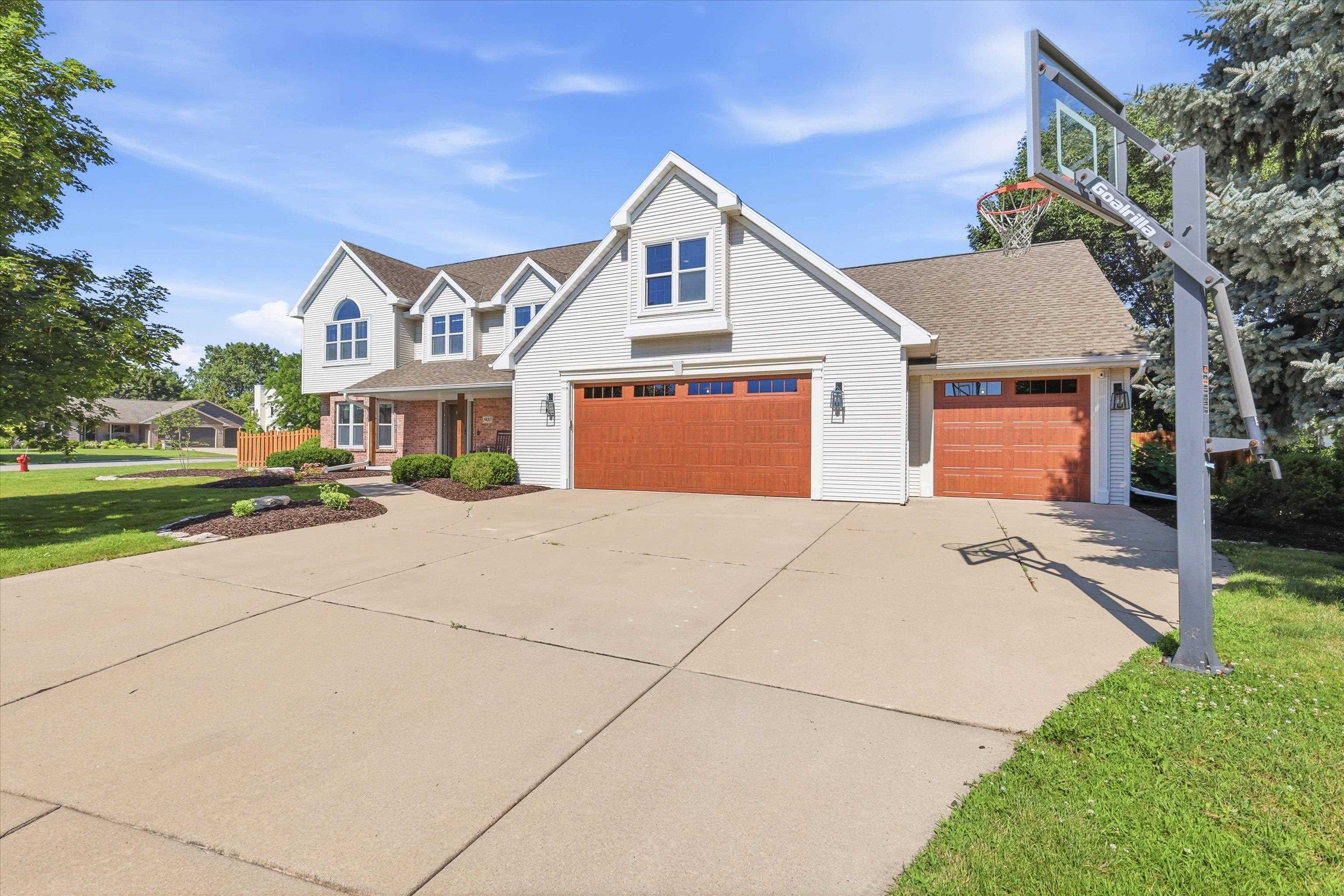 1900 Little Valley Ct, De Pere, WI 54115