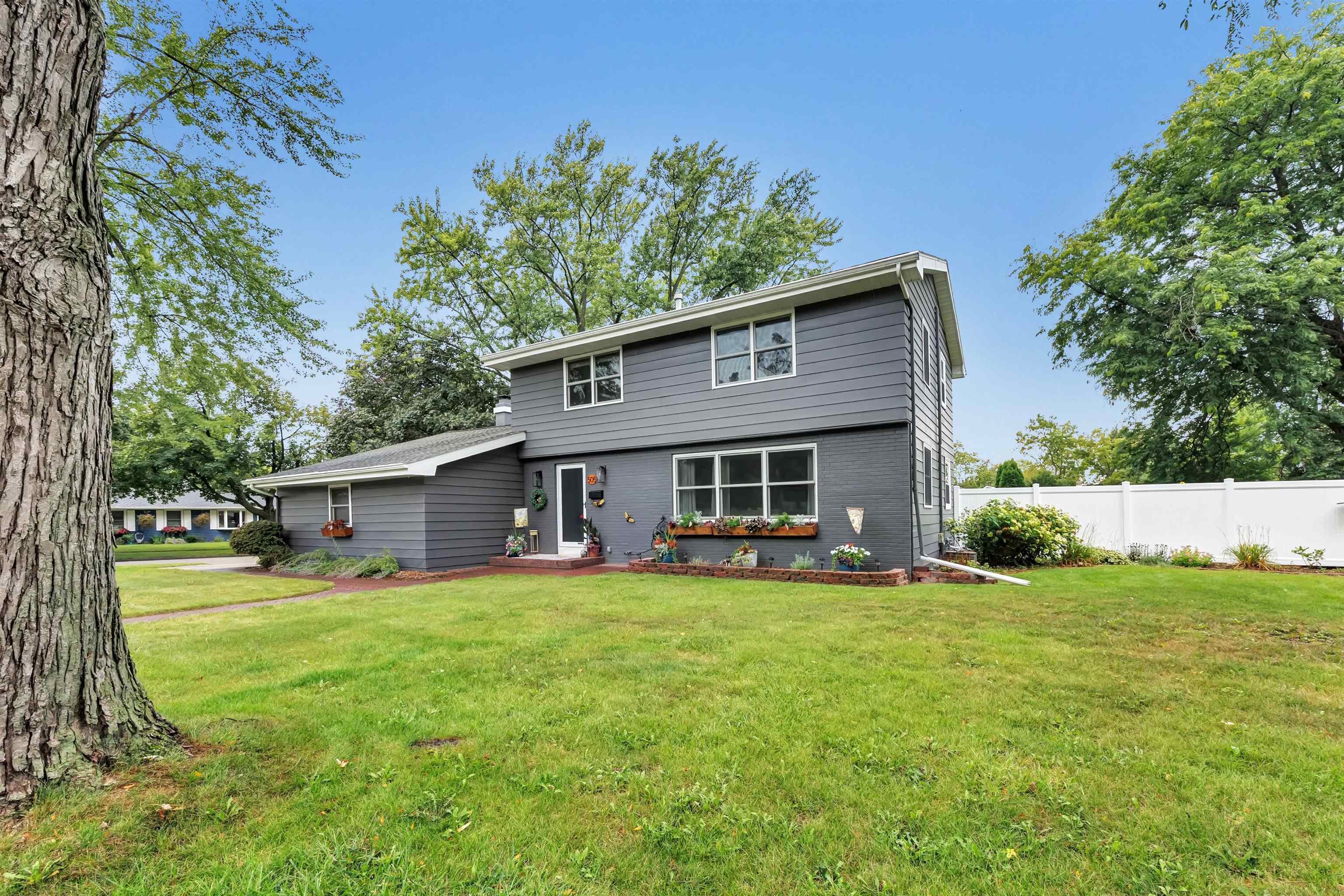 505 Waubaunuqua Trl, De Pere, WI 54115-3555