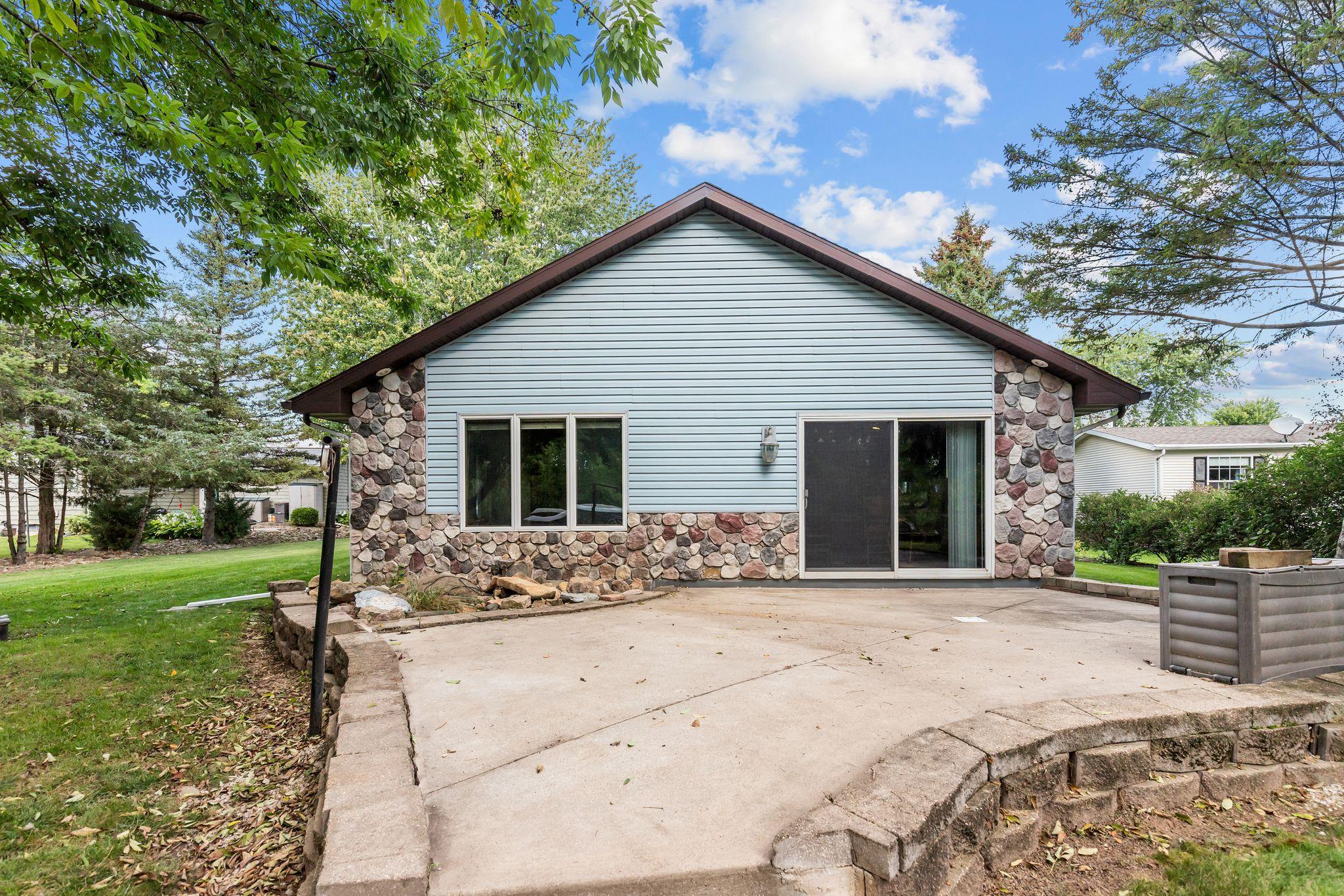 8443 Oconnells Resort Rd, Winnebago, WI 54986-9372