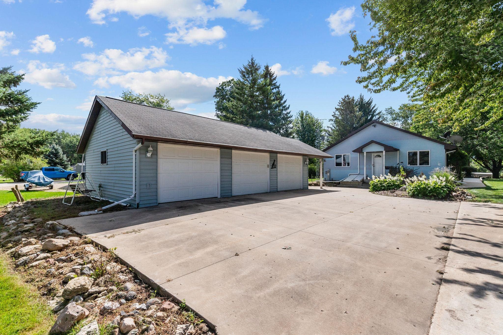 8443 Oconnells Resort Rd, Winnebago, WI 54986-9372