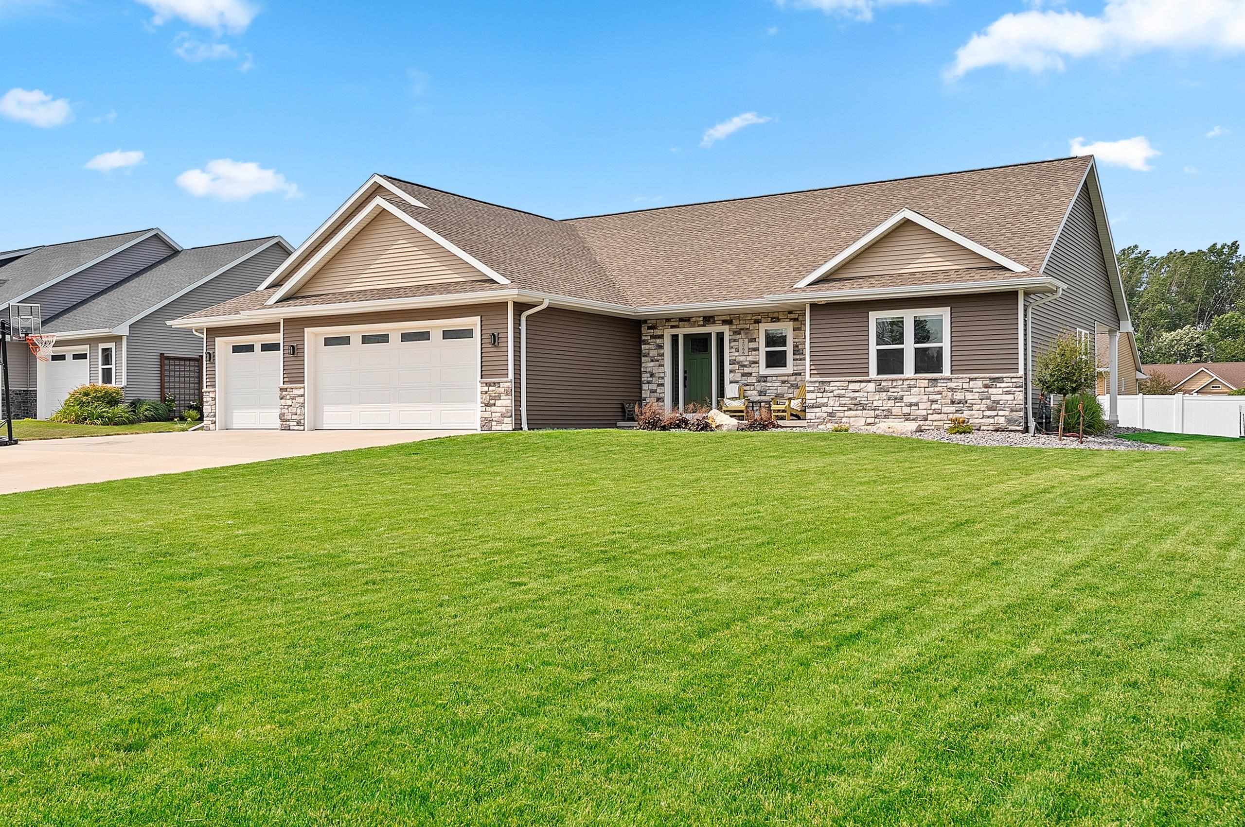 2066 Fescue Way, Suamico, WI 54313