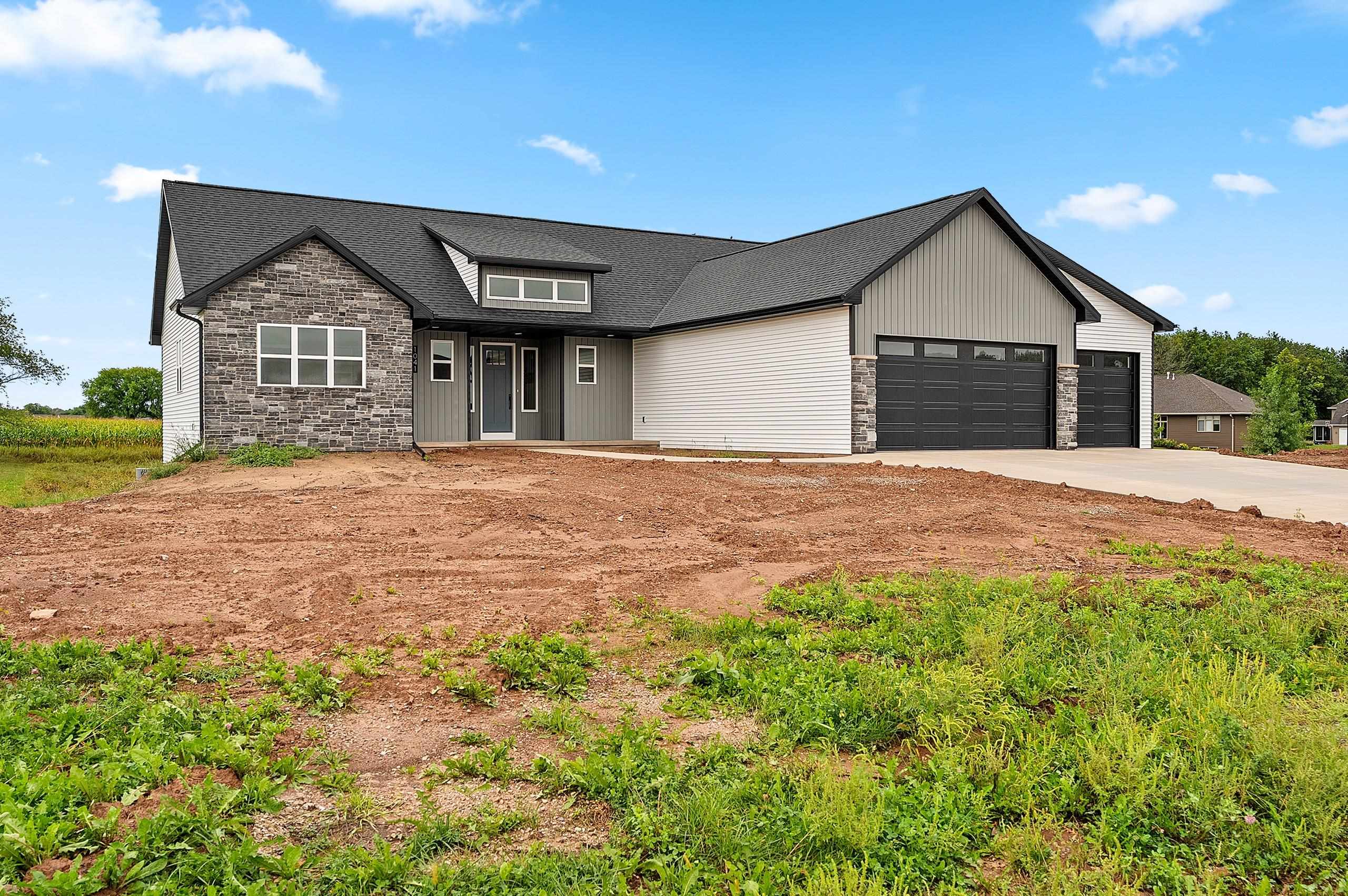 1041 Sandpiper Dr, Menasha, WI 54952