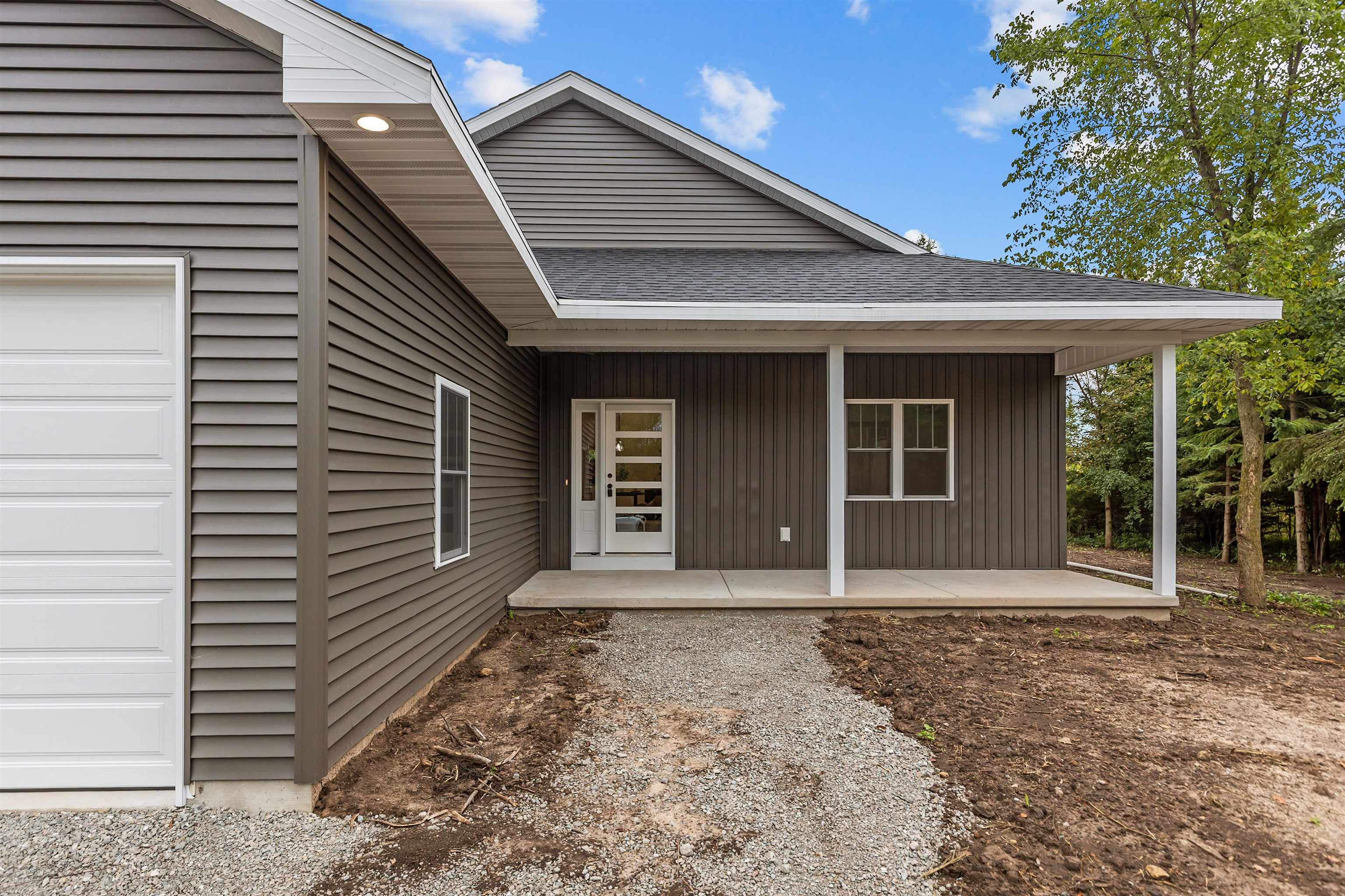 2858 Nekimi Ave, Oshkosh, WI 54902