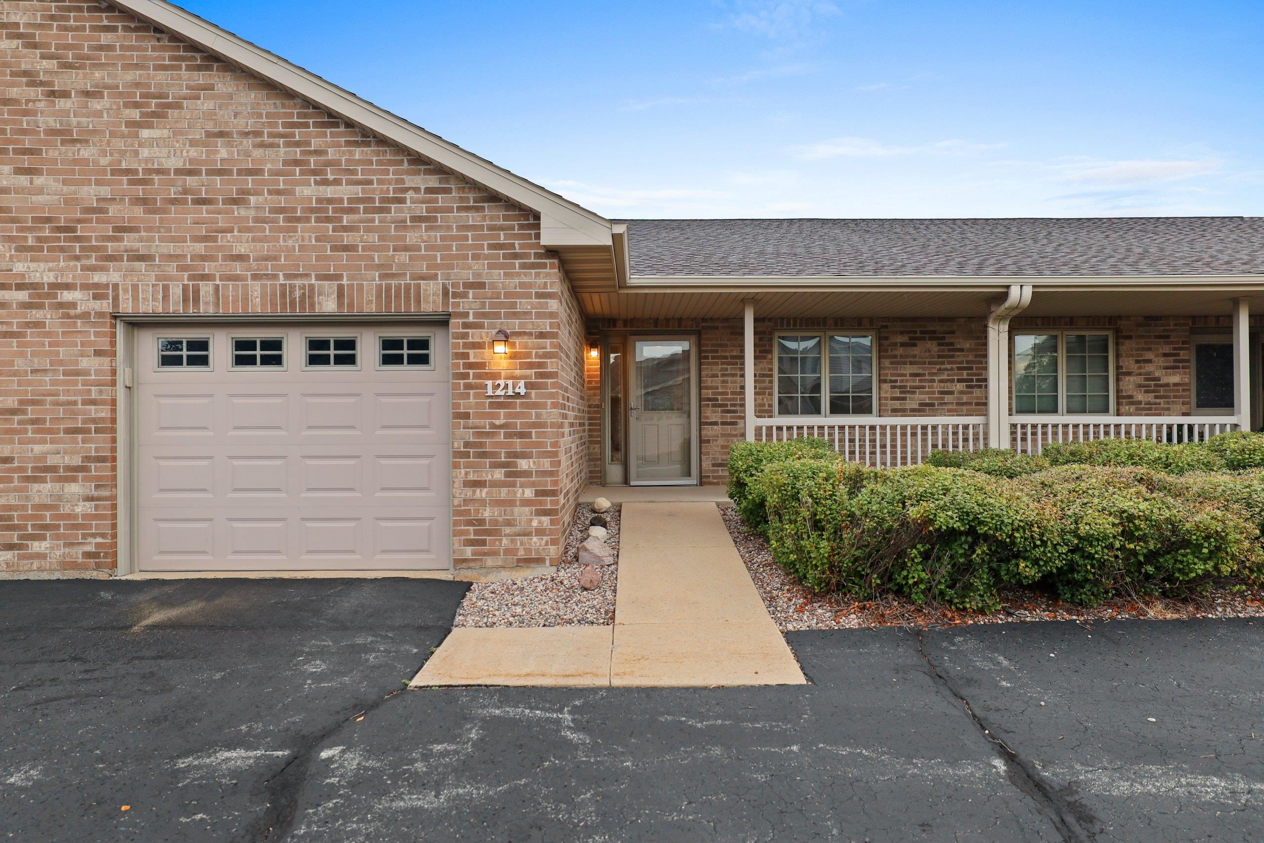 1214 Pond View Cir, De Pere, WI 54115-7653