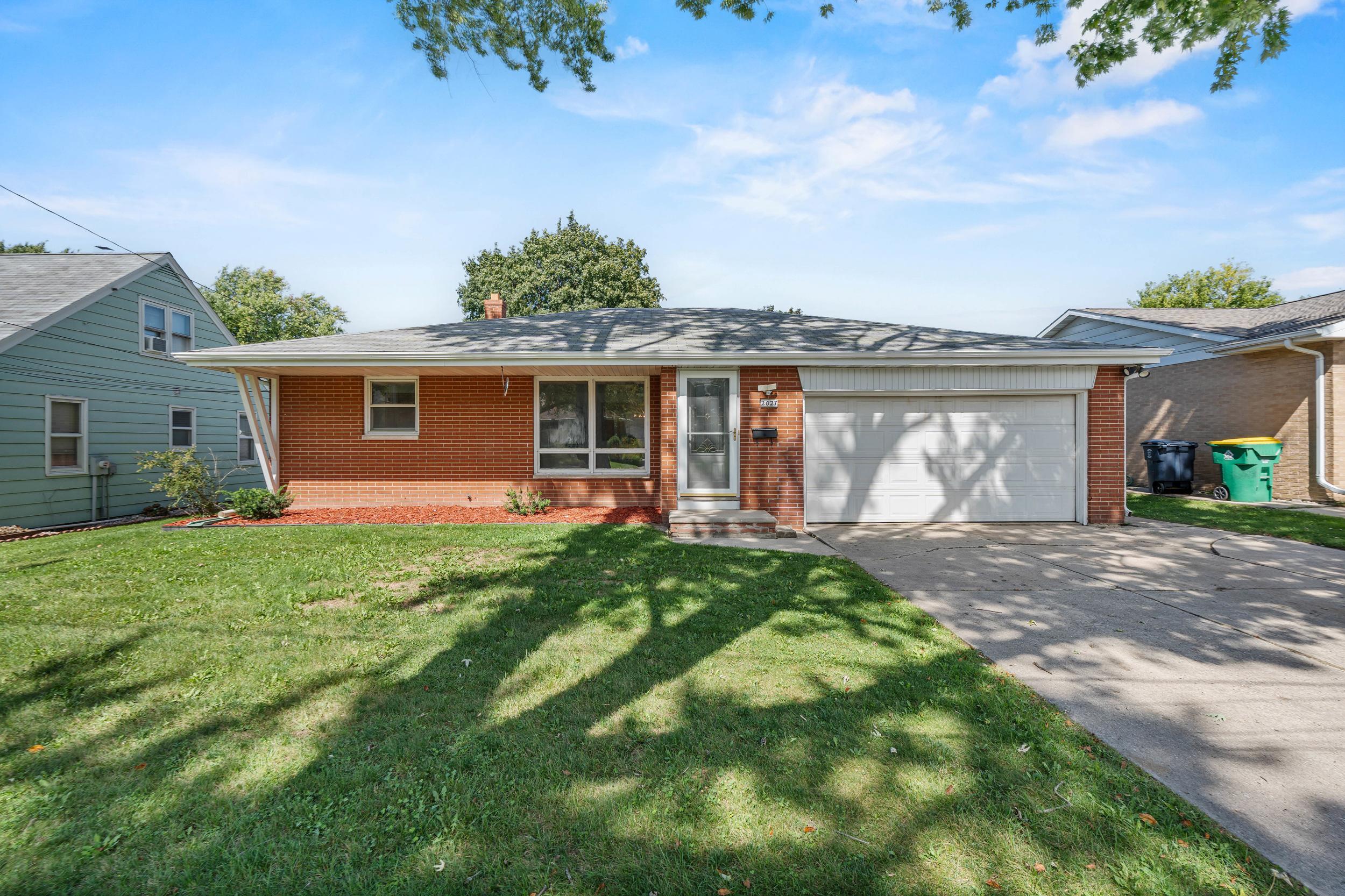 2027 Hillview Dr, Green Bay, WI 54302