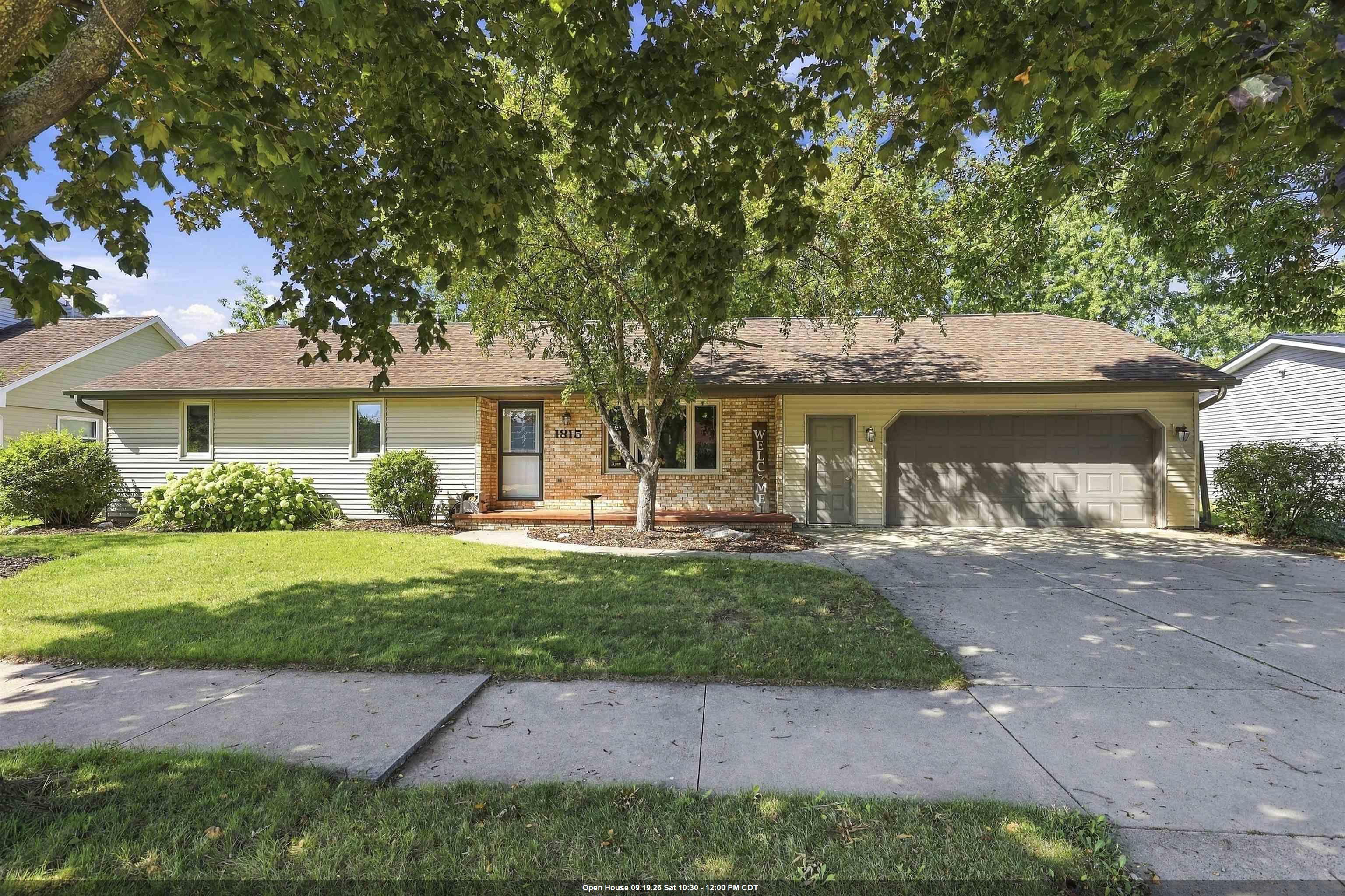 1815 Roosevelt St, Little Chute, WI 54140