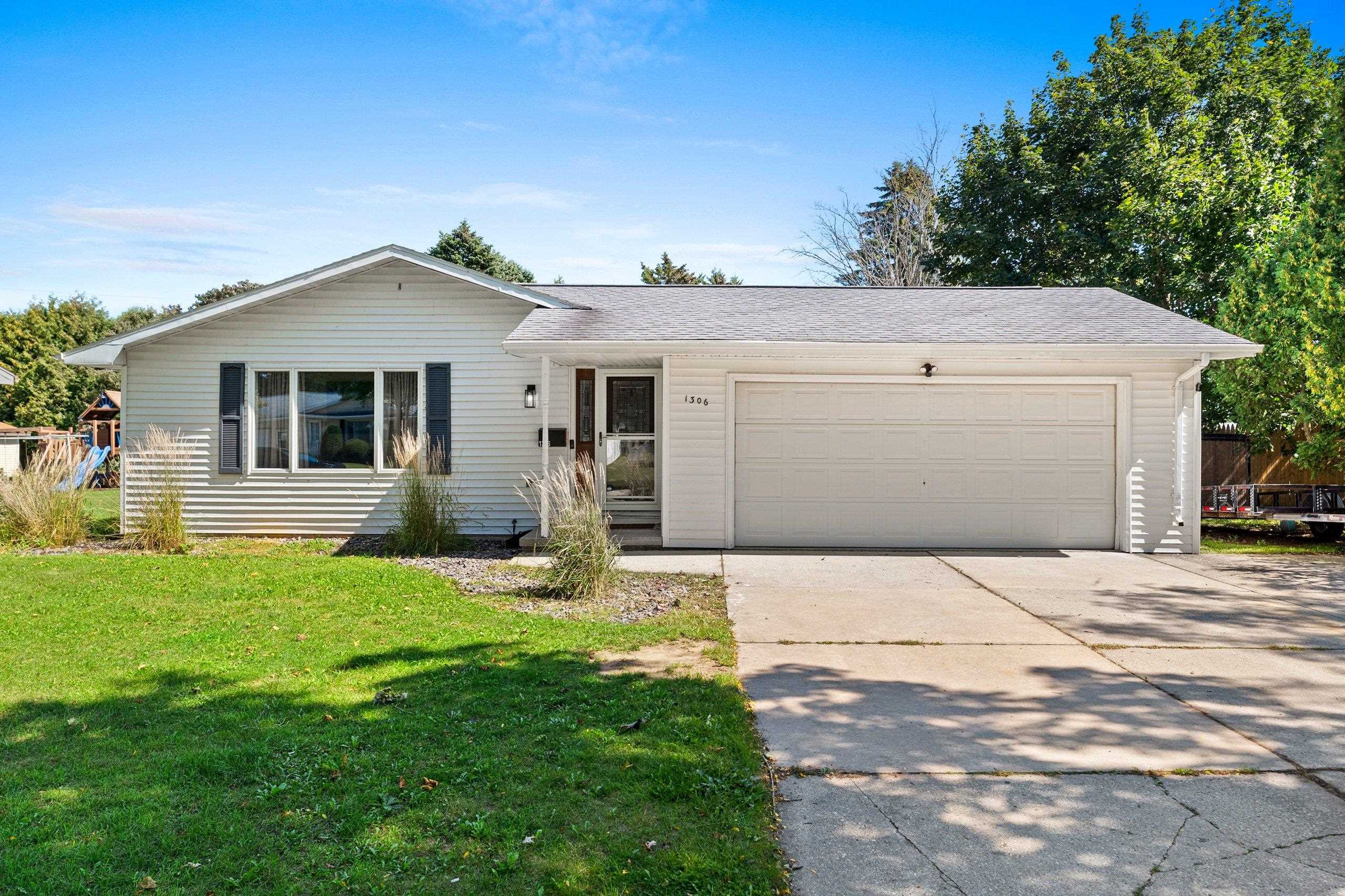 1306 Hillcrest Ave, Kewaunee, WI 54216-1650