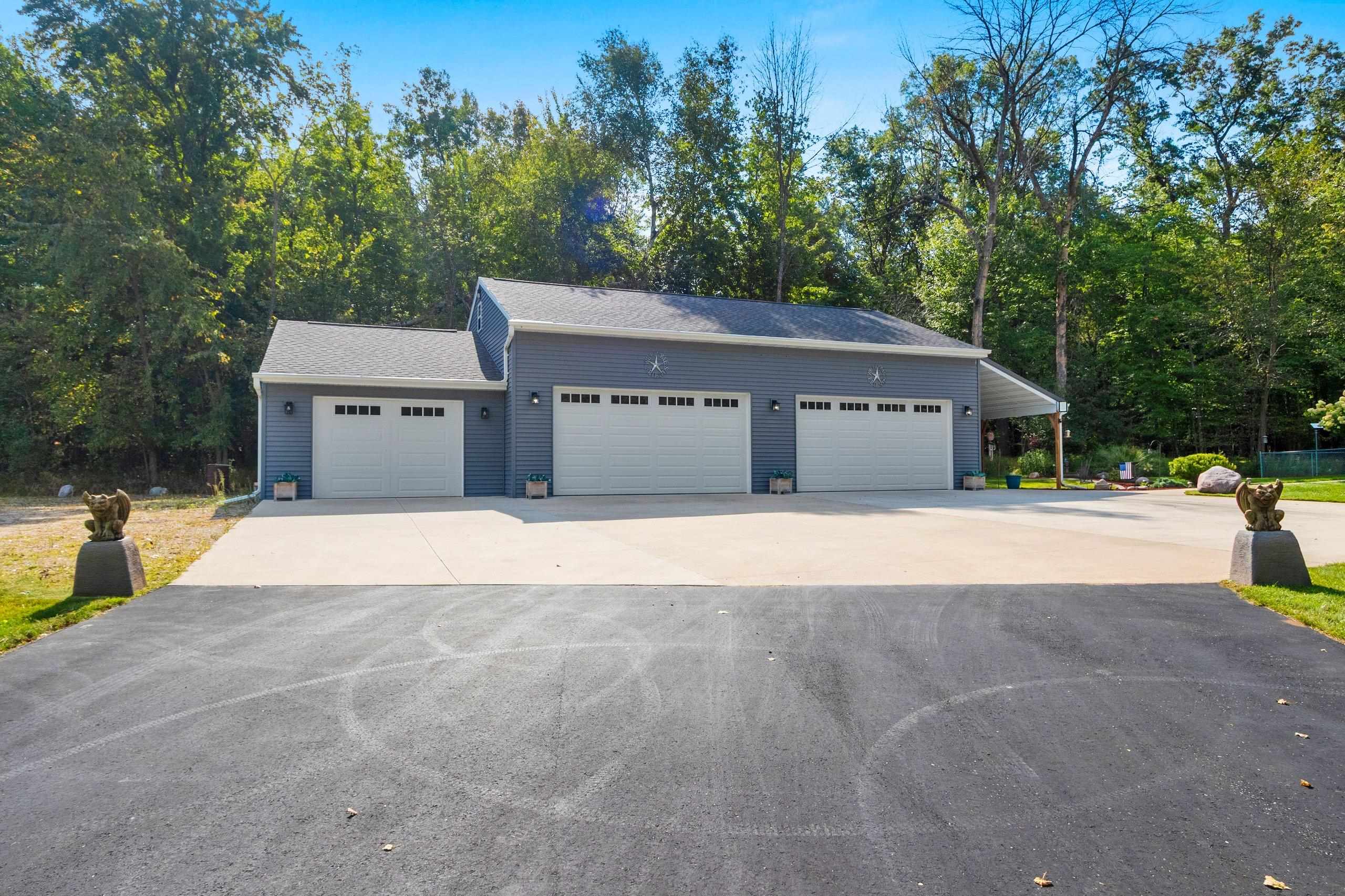 2934 Airport Rd, Oconto, WI 54153