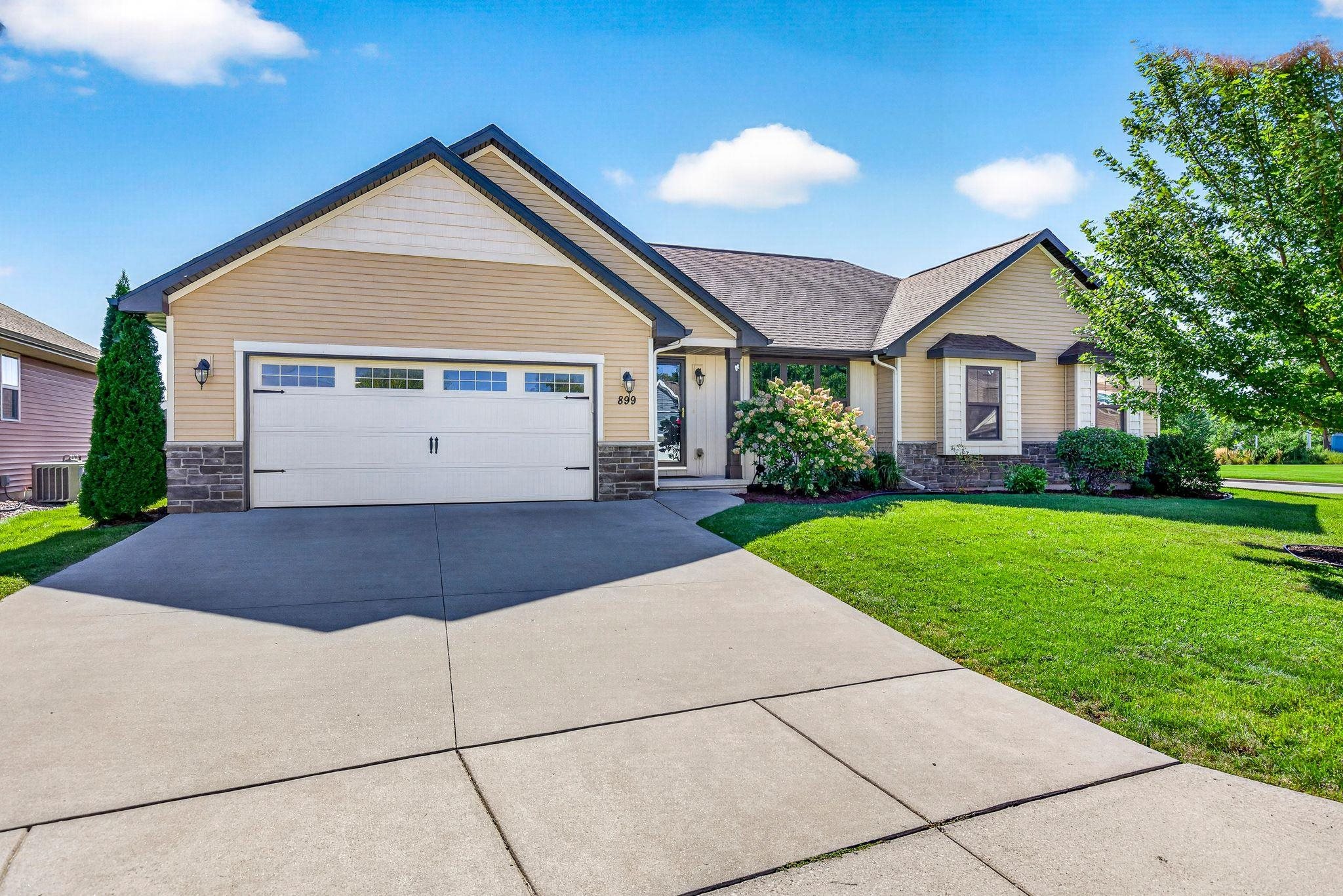 899 Lotus Trl, Menasha, WI 54952