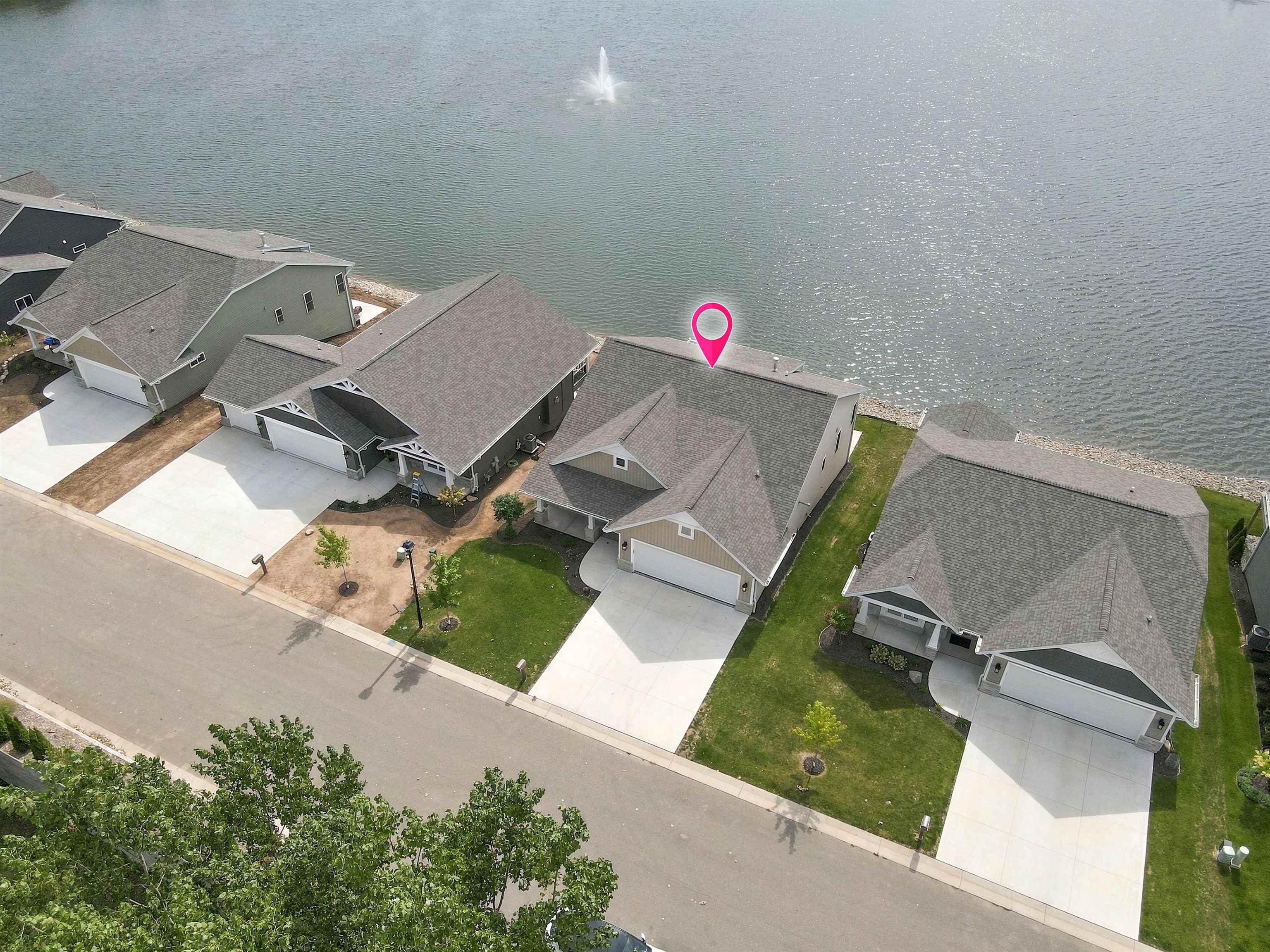 1389 Prairie Lake Cir, Neenah, WI 54956