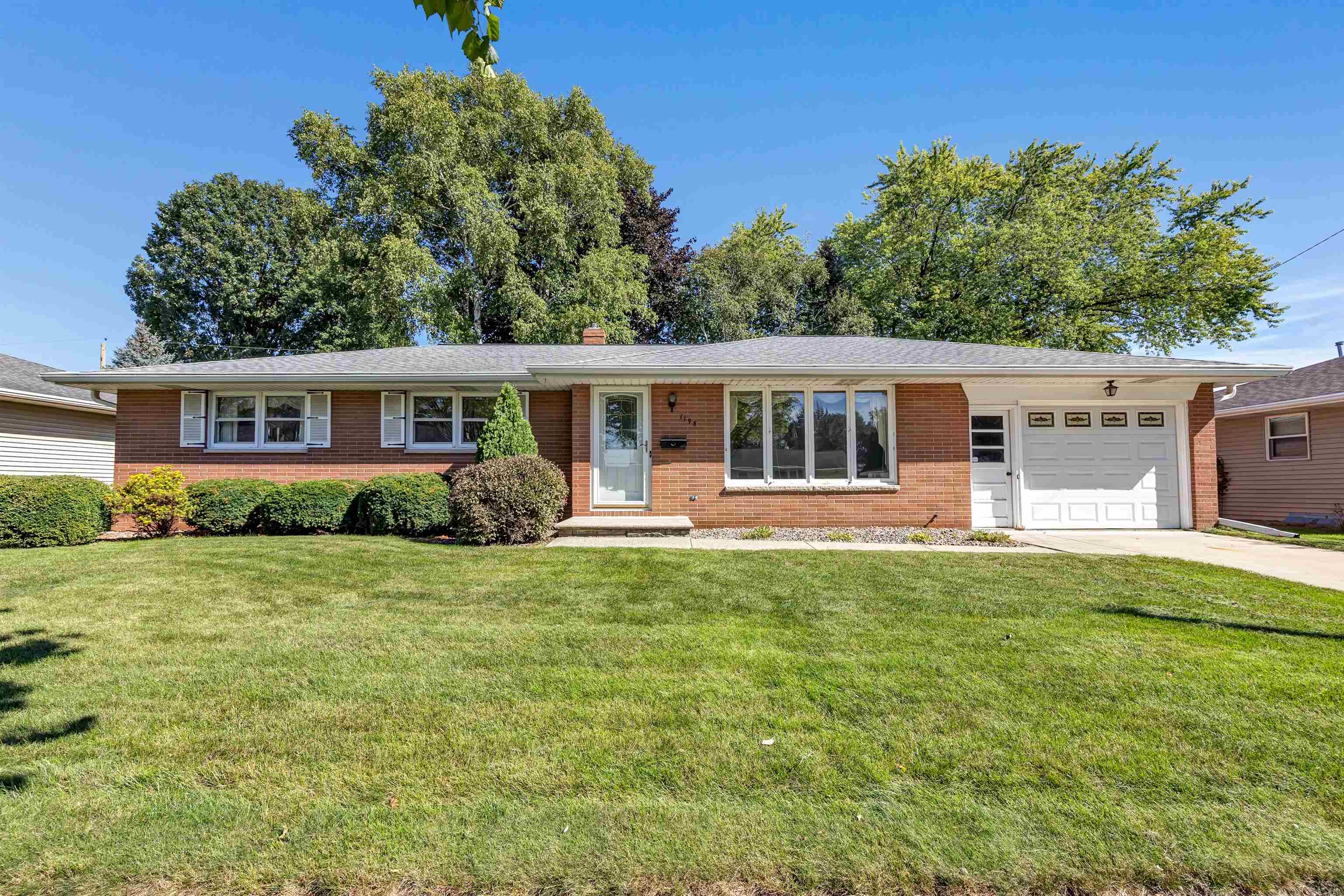1198 Kenwood St, Green Bay, WI 54304-3843