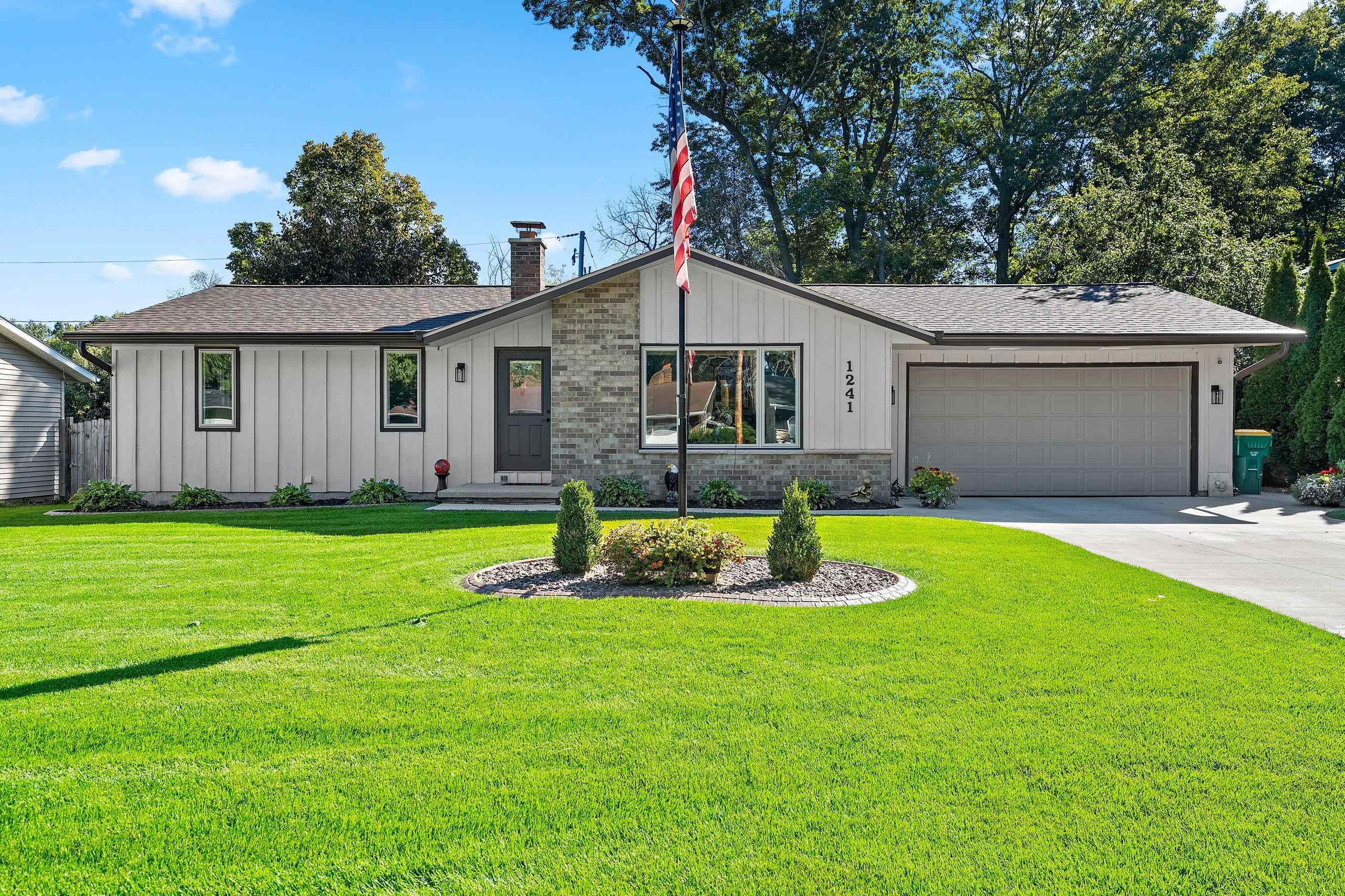 1241 Delray Dr, Green Bay, WI 54304-1446