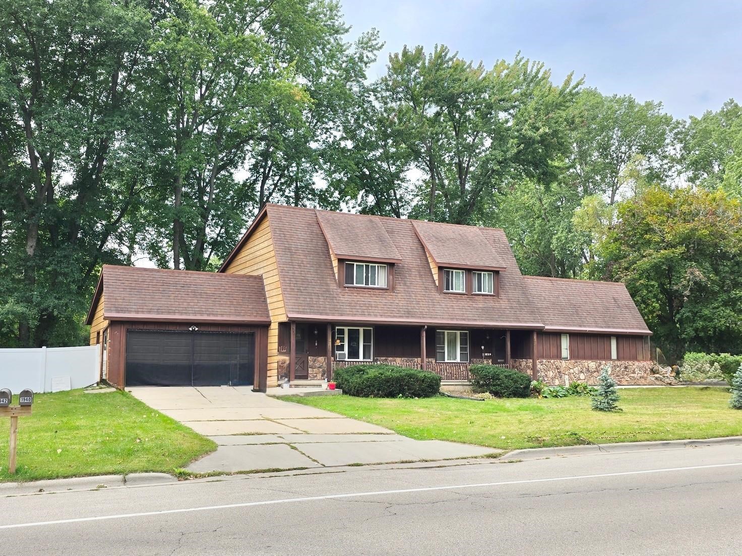 1940 Wood Ln, Green Bay, WI 54304-1948