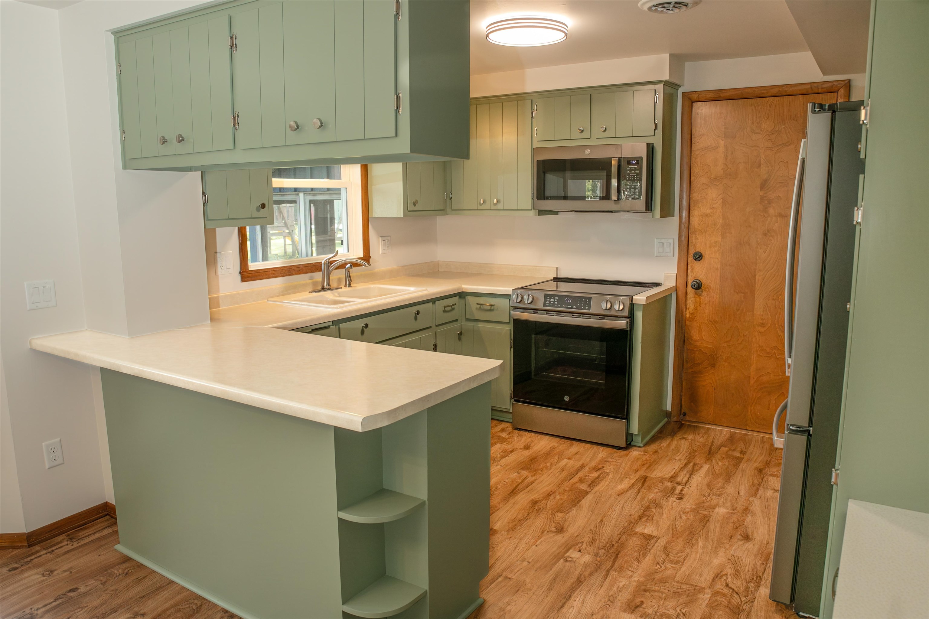 1255 April Ln, Green Bay, WI 54304-4038
