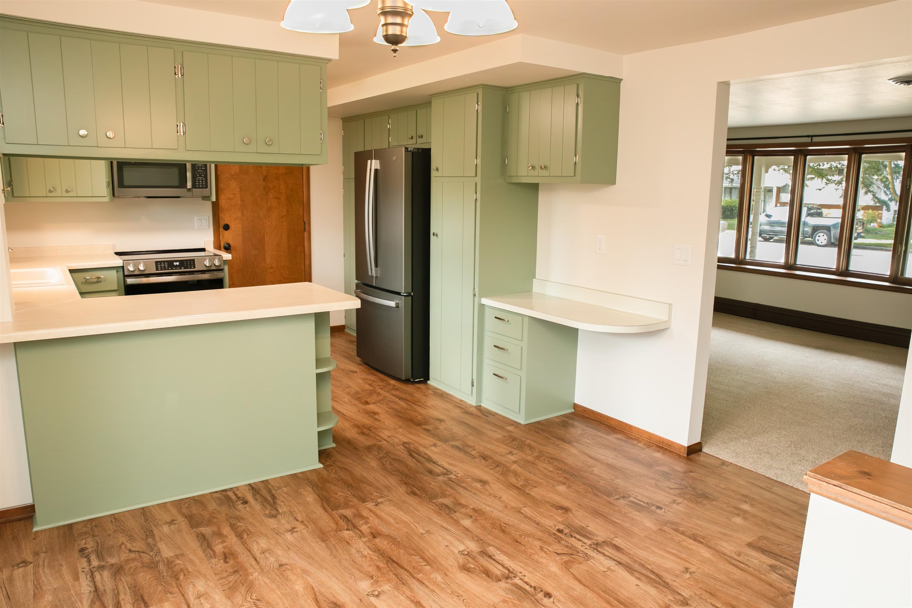 1255 April Ln, Green Bay, WI 54304-4038