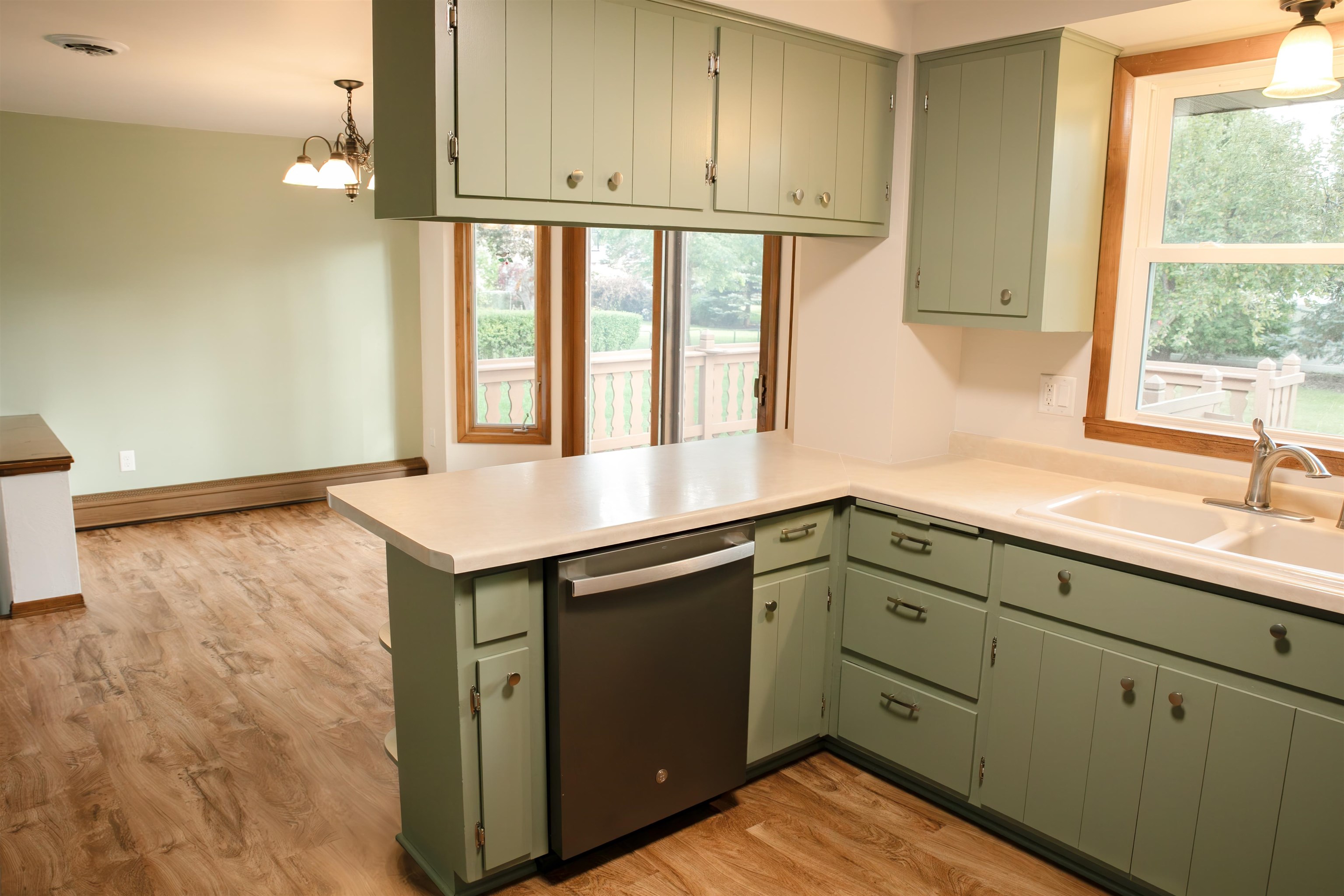 1255 April Ln, Green Bay, WI 54304-4038
