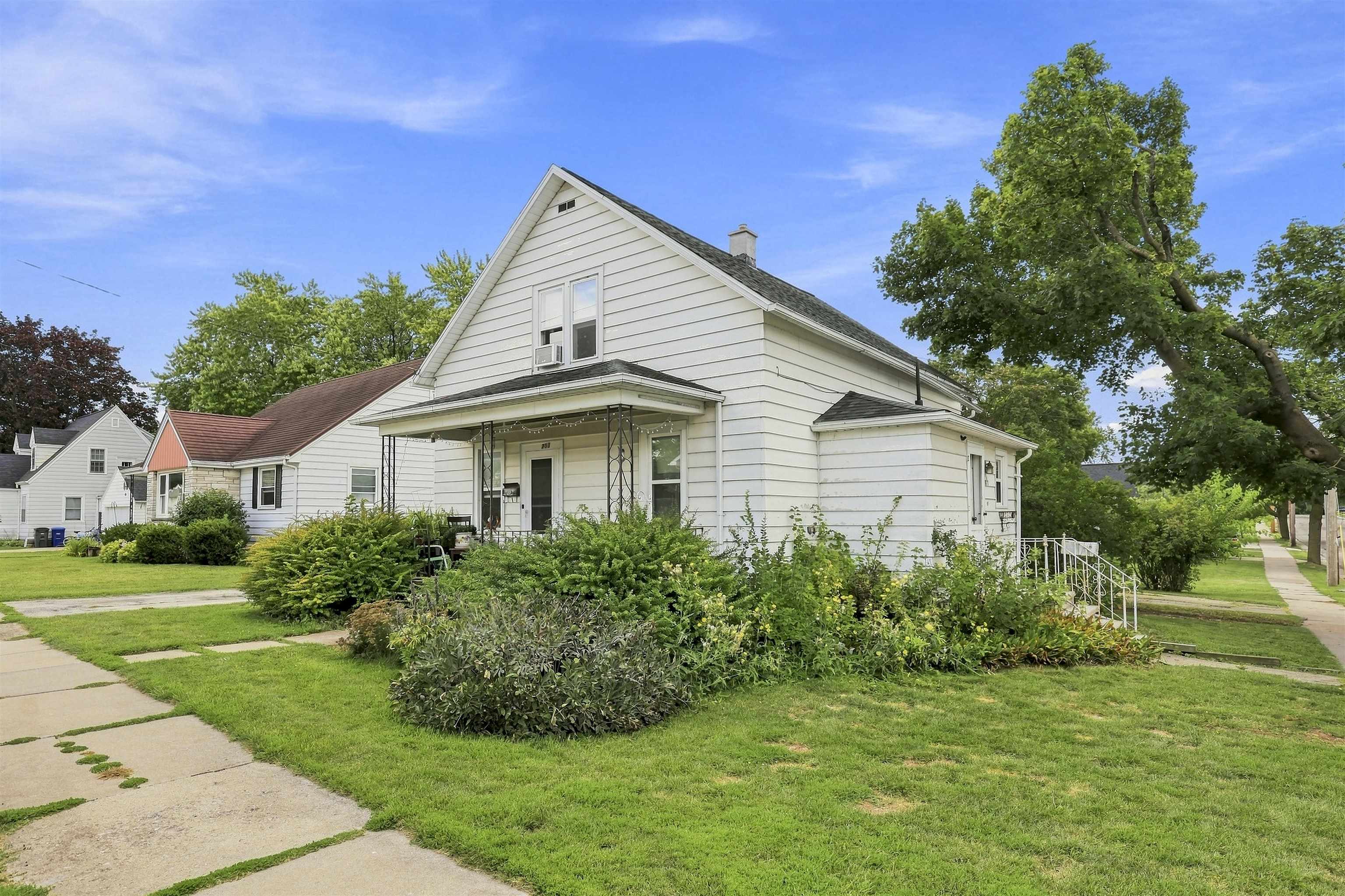703 Park Ave, Little Chute, WI 54140-2033