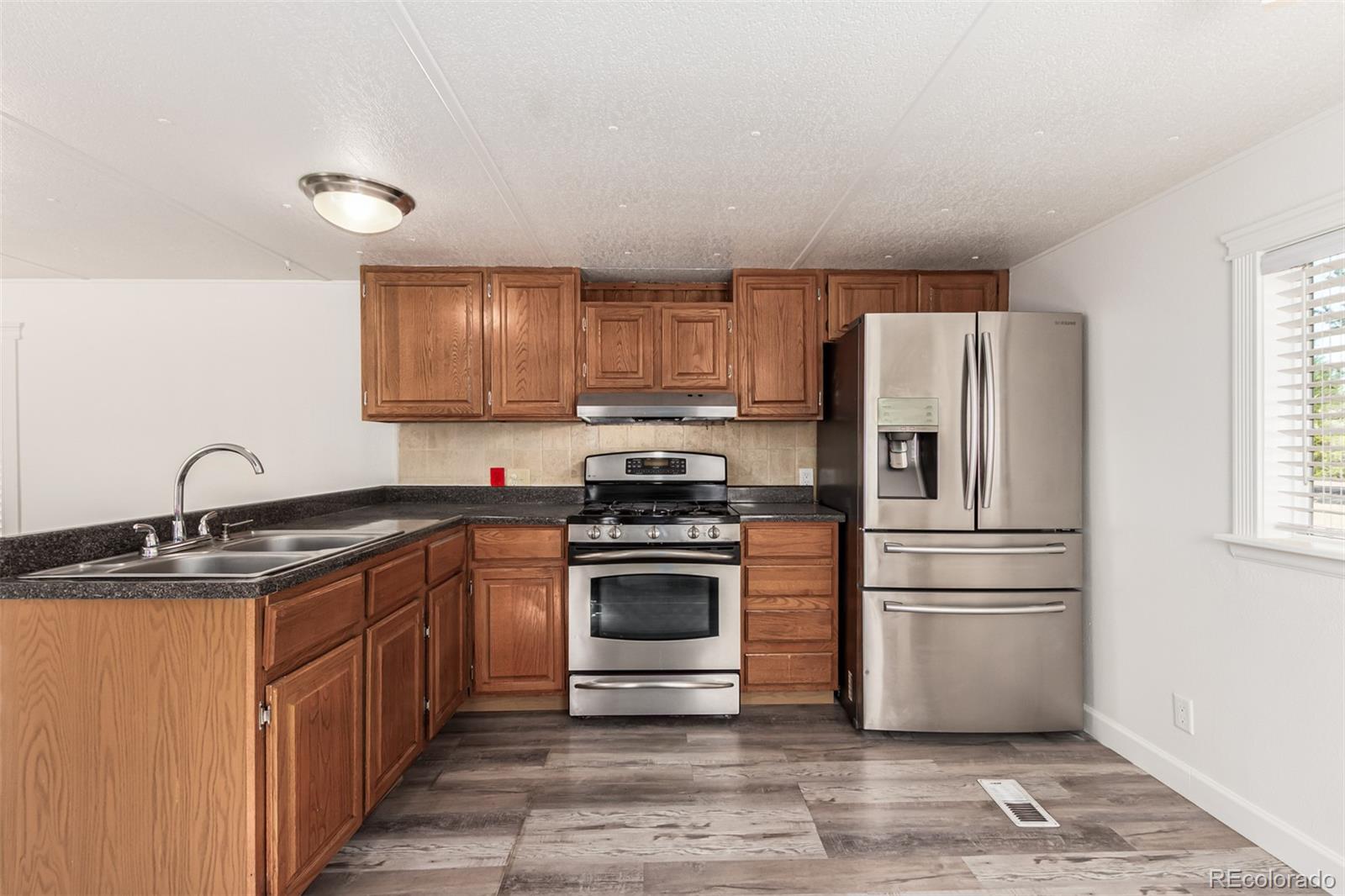 420 Willow Dr, Lochbuie, CO 80603