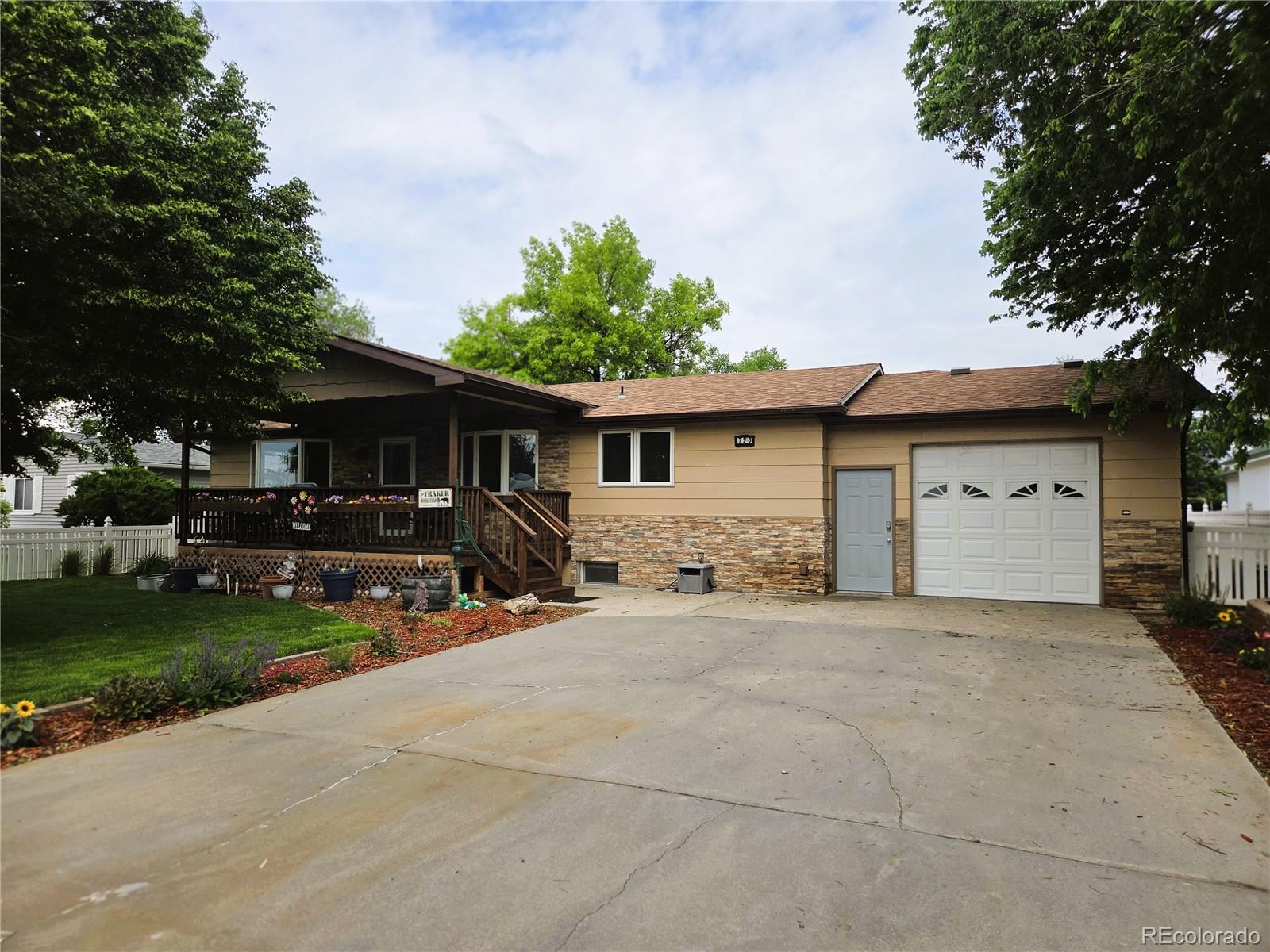 720 W 4th St, Julesburg, CO 80737