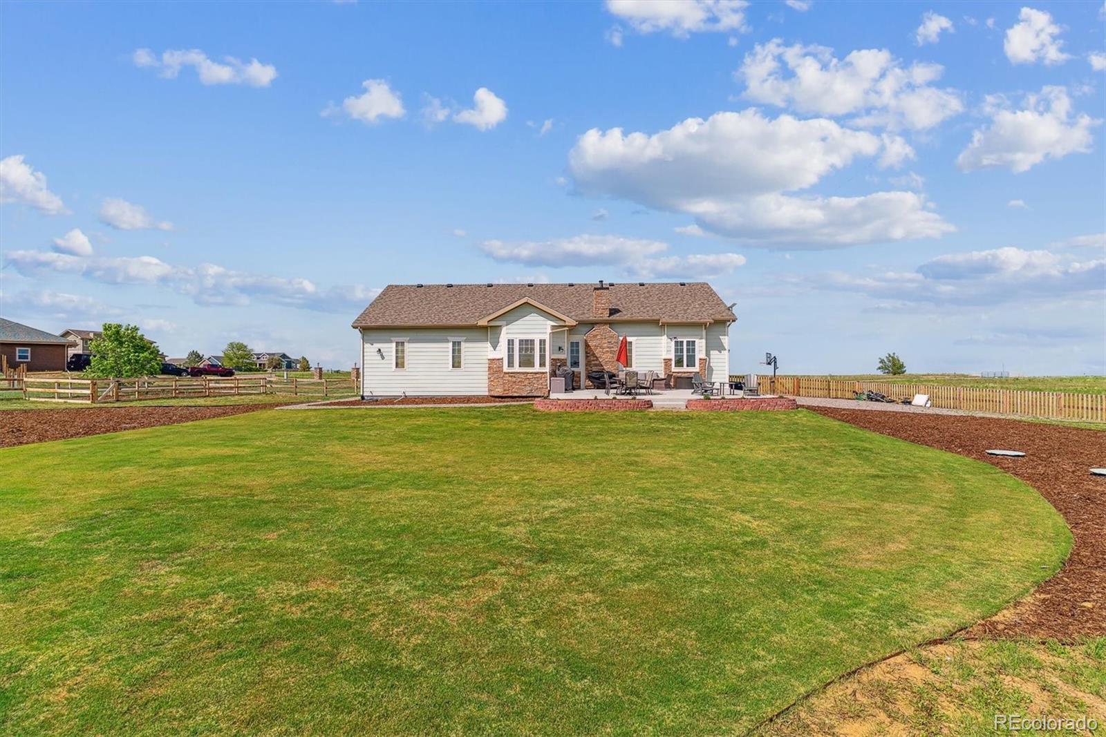 527 Antelope Dr E, Bennett, CO 80102