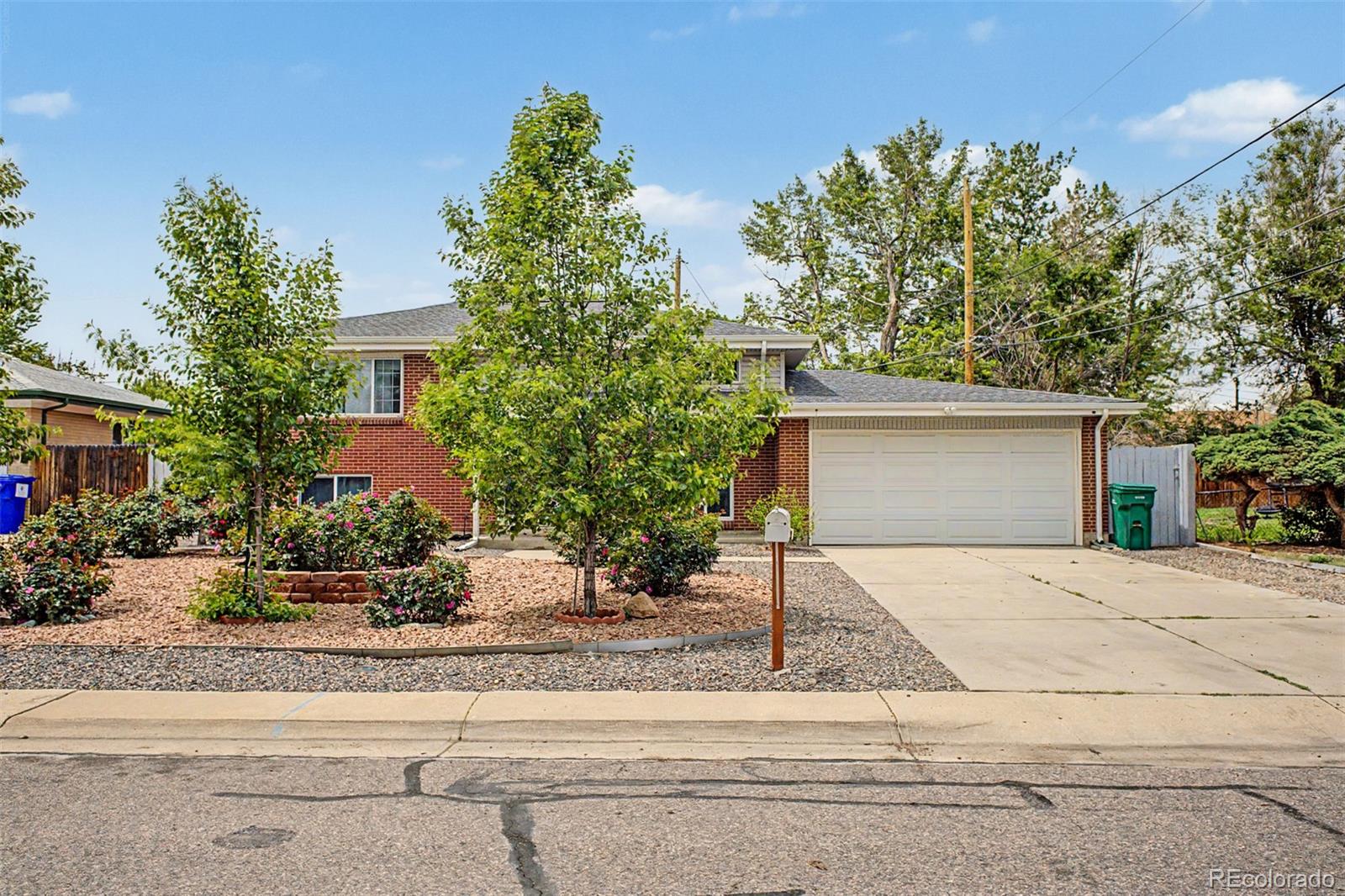 933 Newcombe St, Lakewood, CO 80215