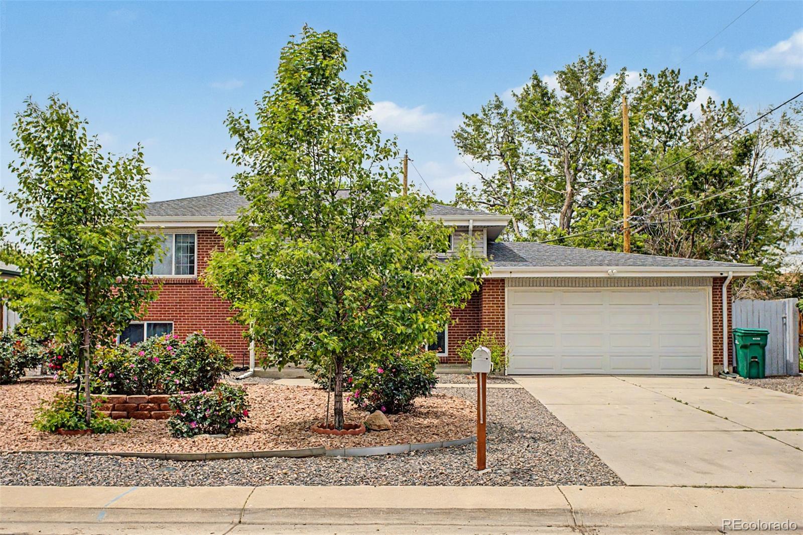 933 Newcombe St, Lakewood, CO 80215