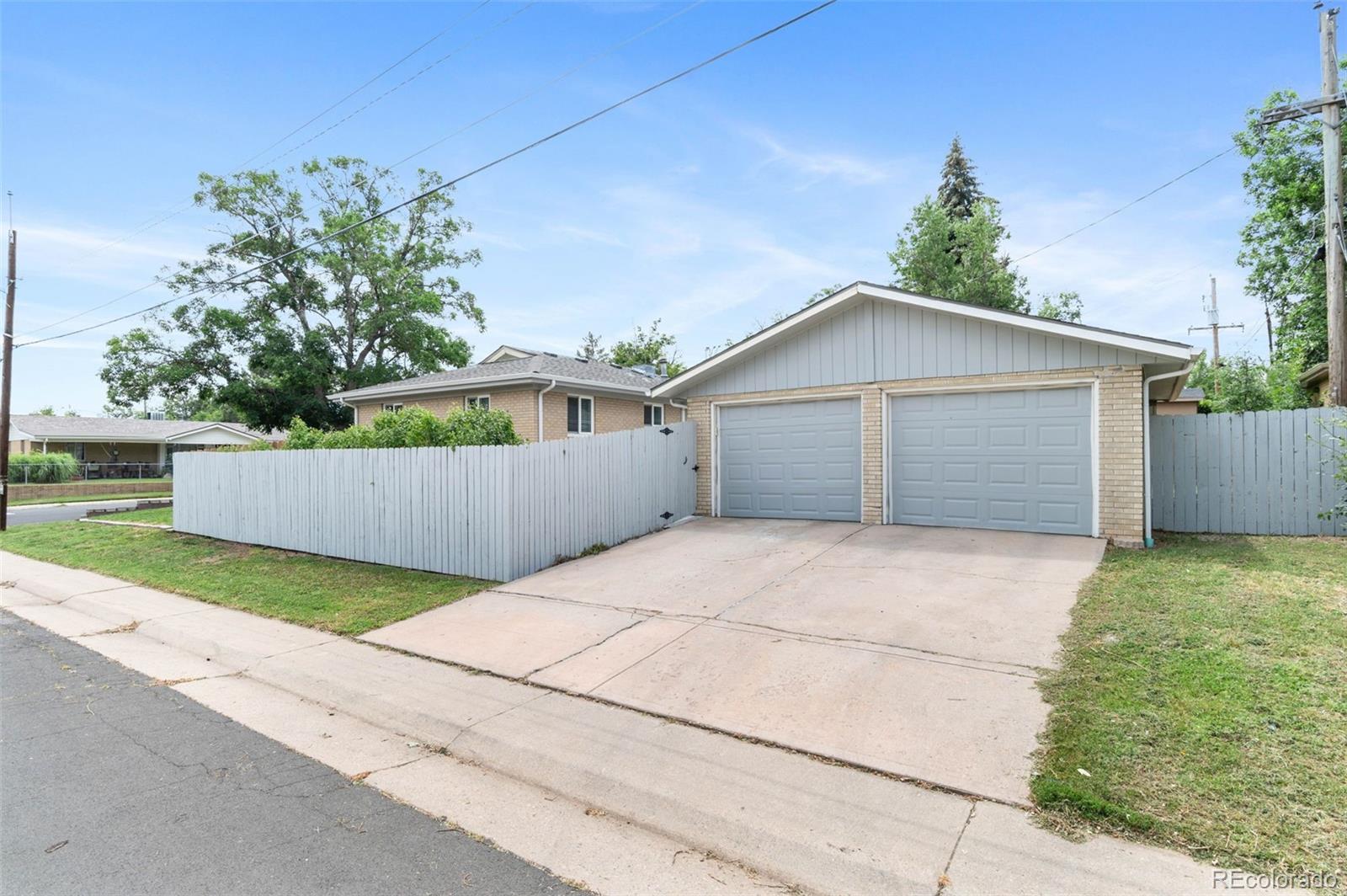 995 Ironton St, Aurora, CO 80010