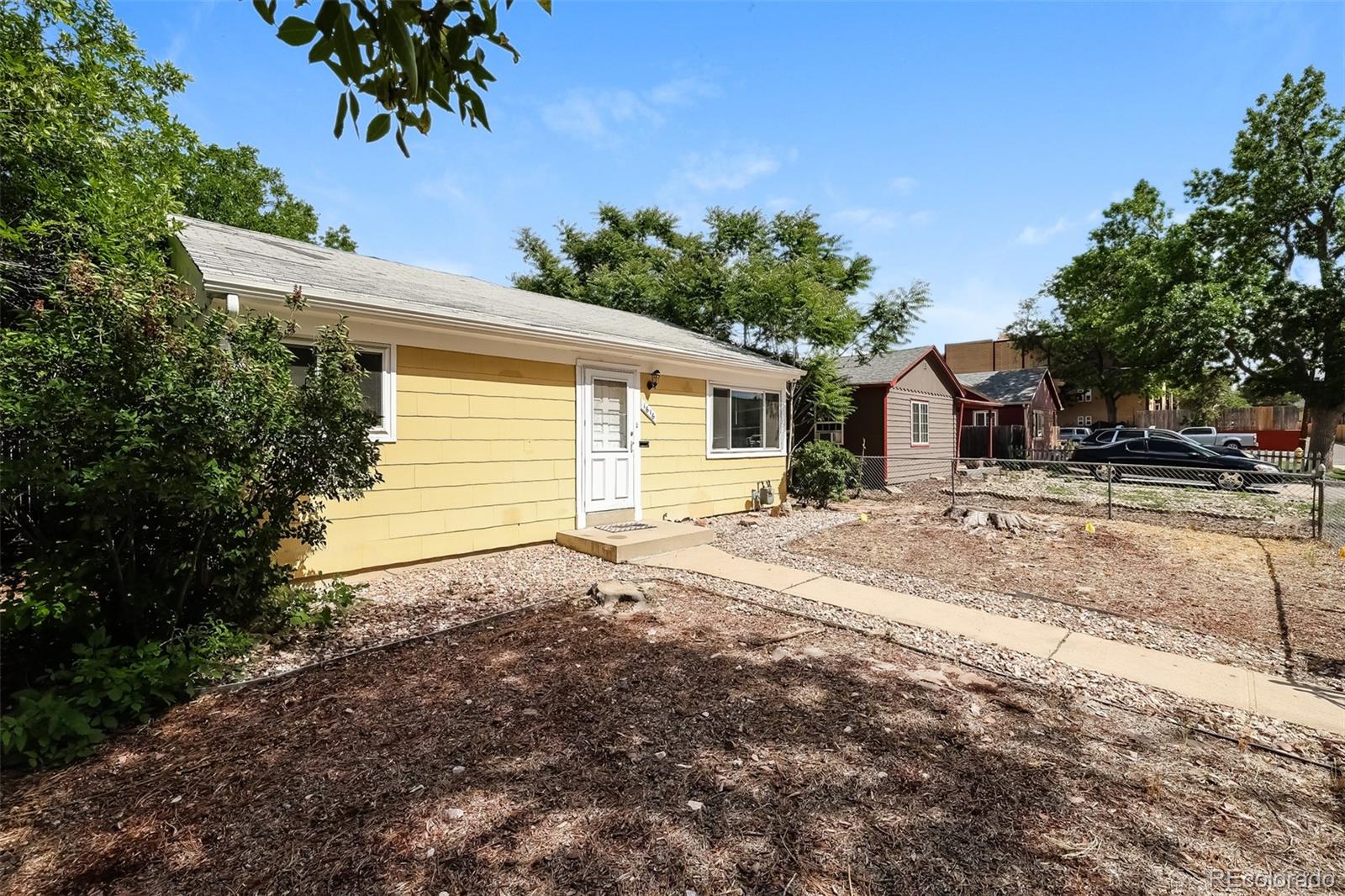 1616 Newark St, Aurora, CO 80010