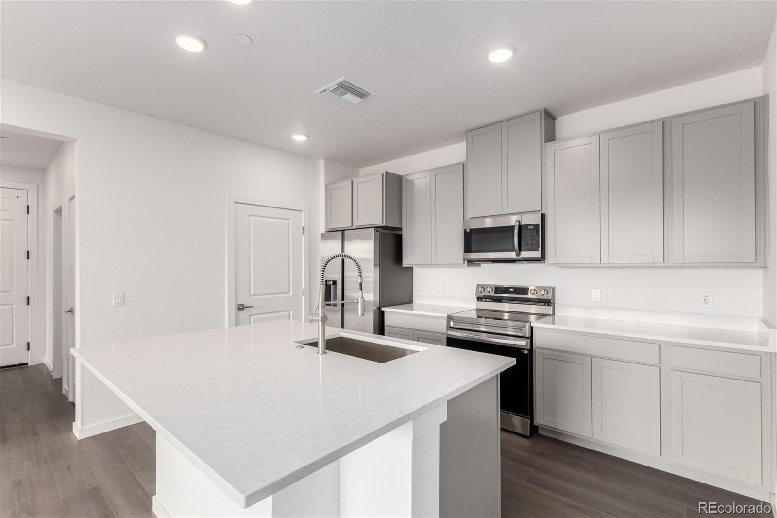 6153 N Ceylon St #202, Aurora, CO 80019