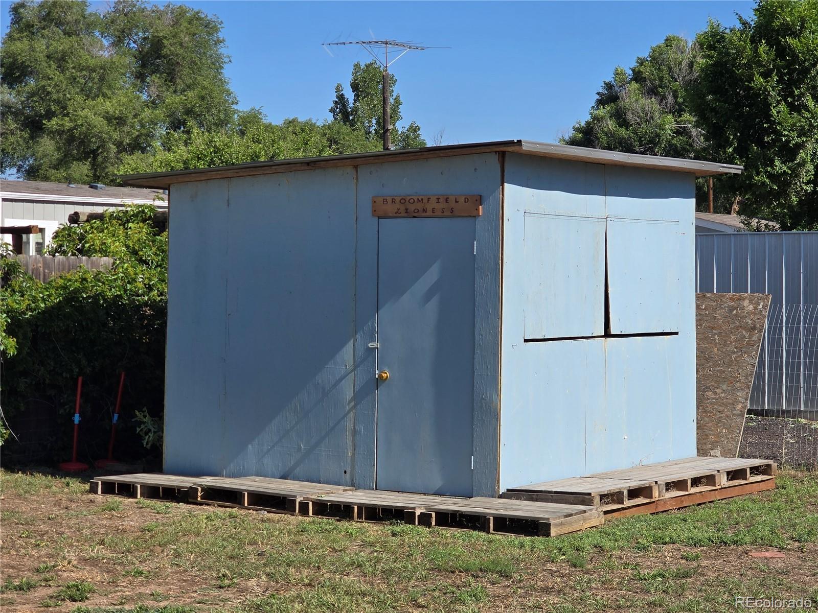 210 Oak St, Log Lane Village, CO 80705