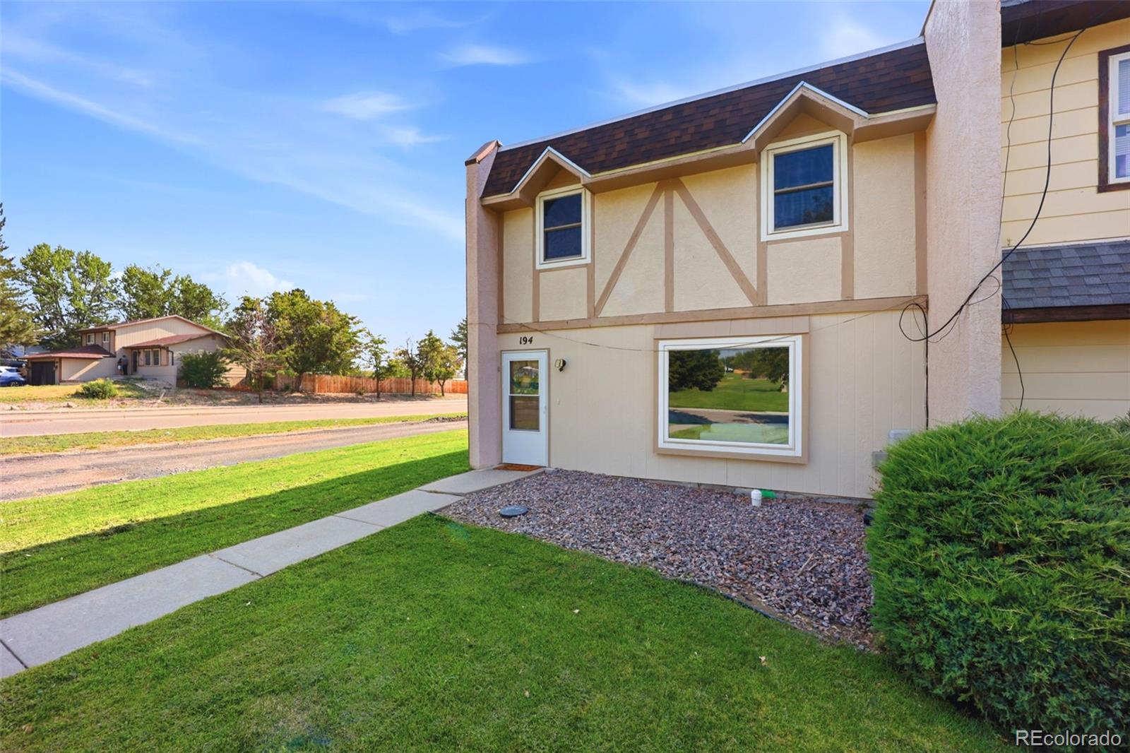 194 Gamble Ln, Pueblo, CO 81001