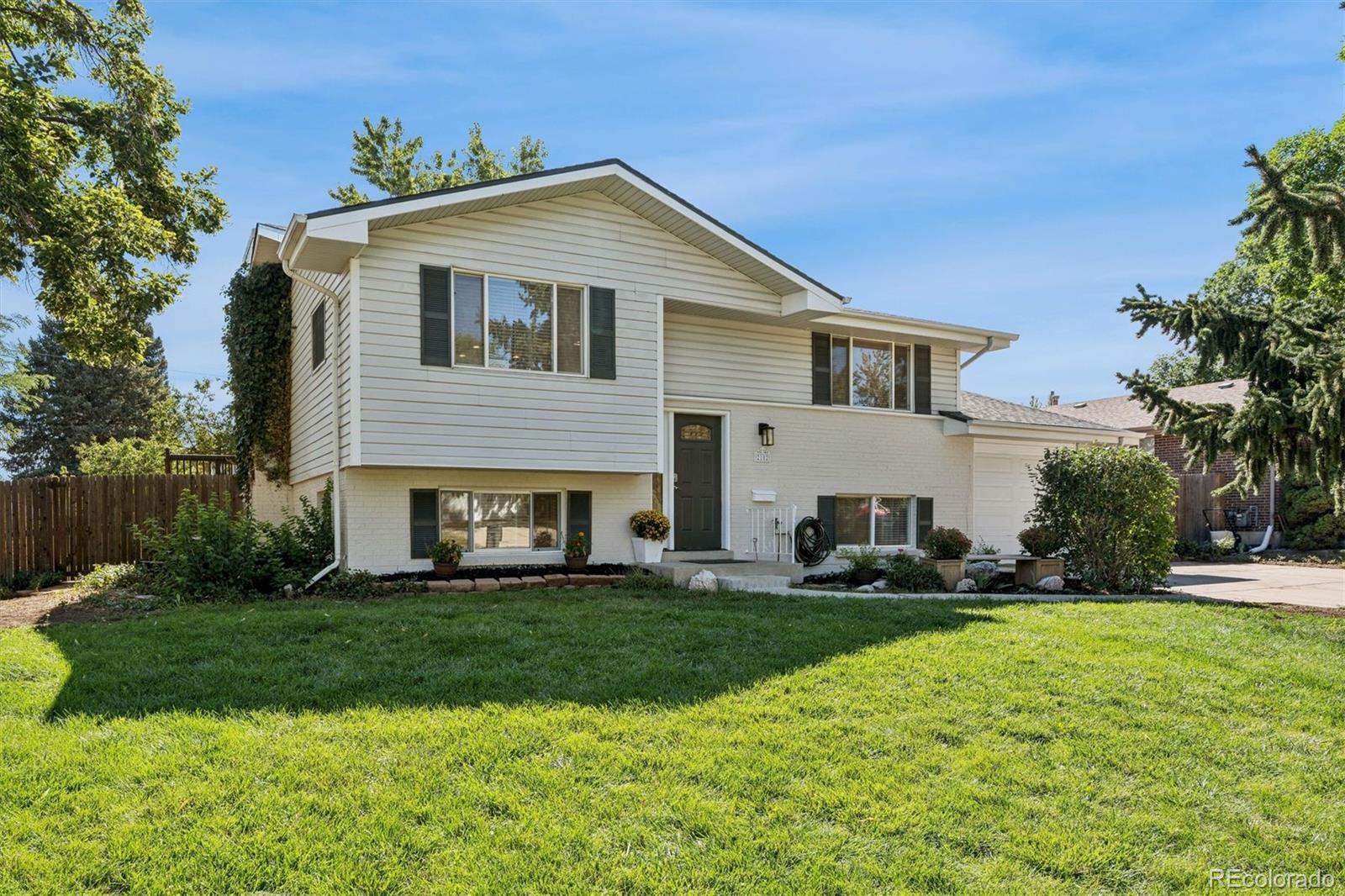 2102 S Brentwood St, Lakewood, CO 80227