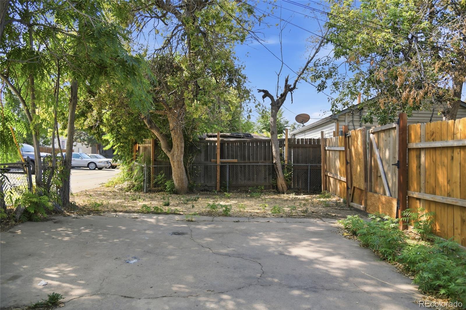 1608 Oakland St, Aurora, CO 80010