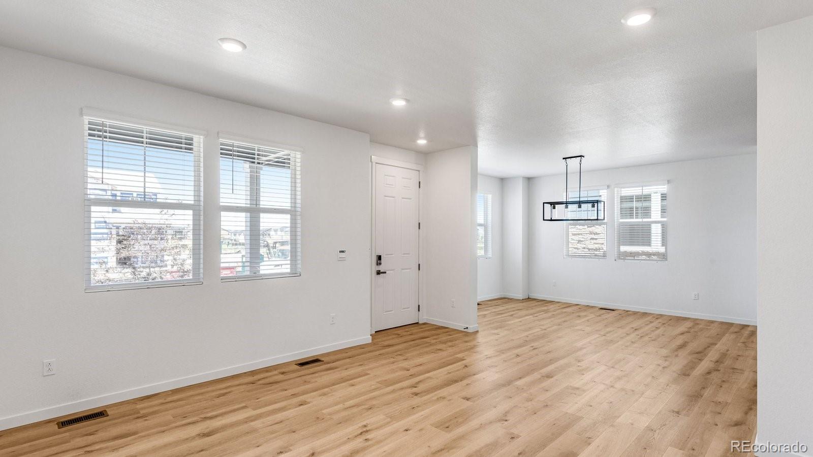 697 N Ukraine St, Aurora, CO 80018