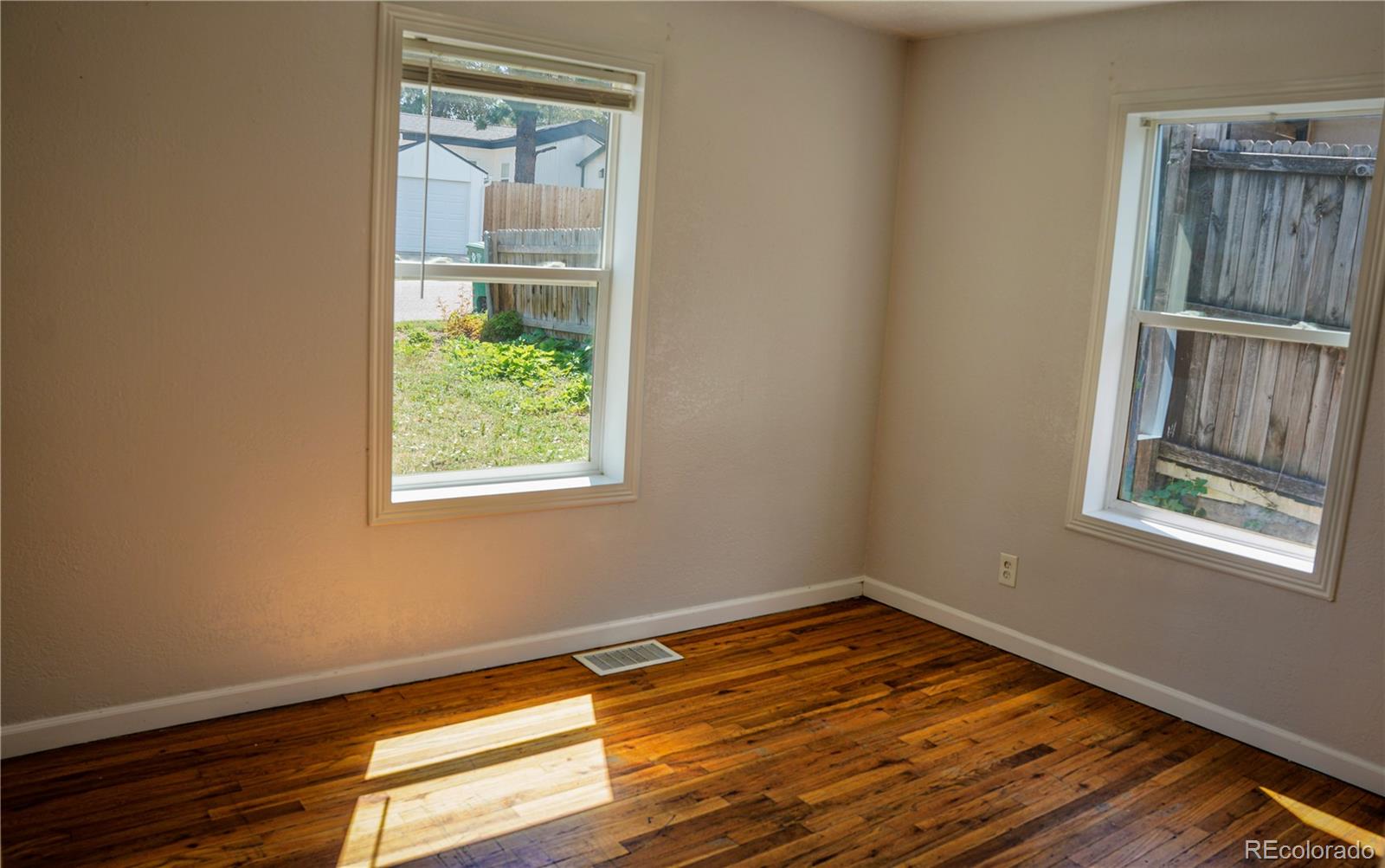 909 Meade St, Denver, CO 80204