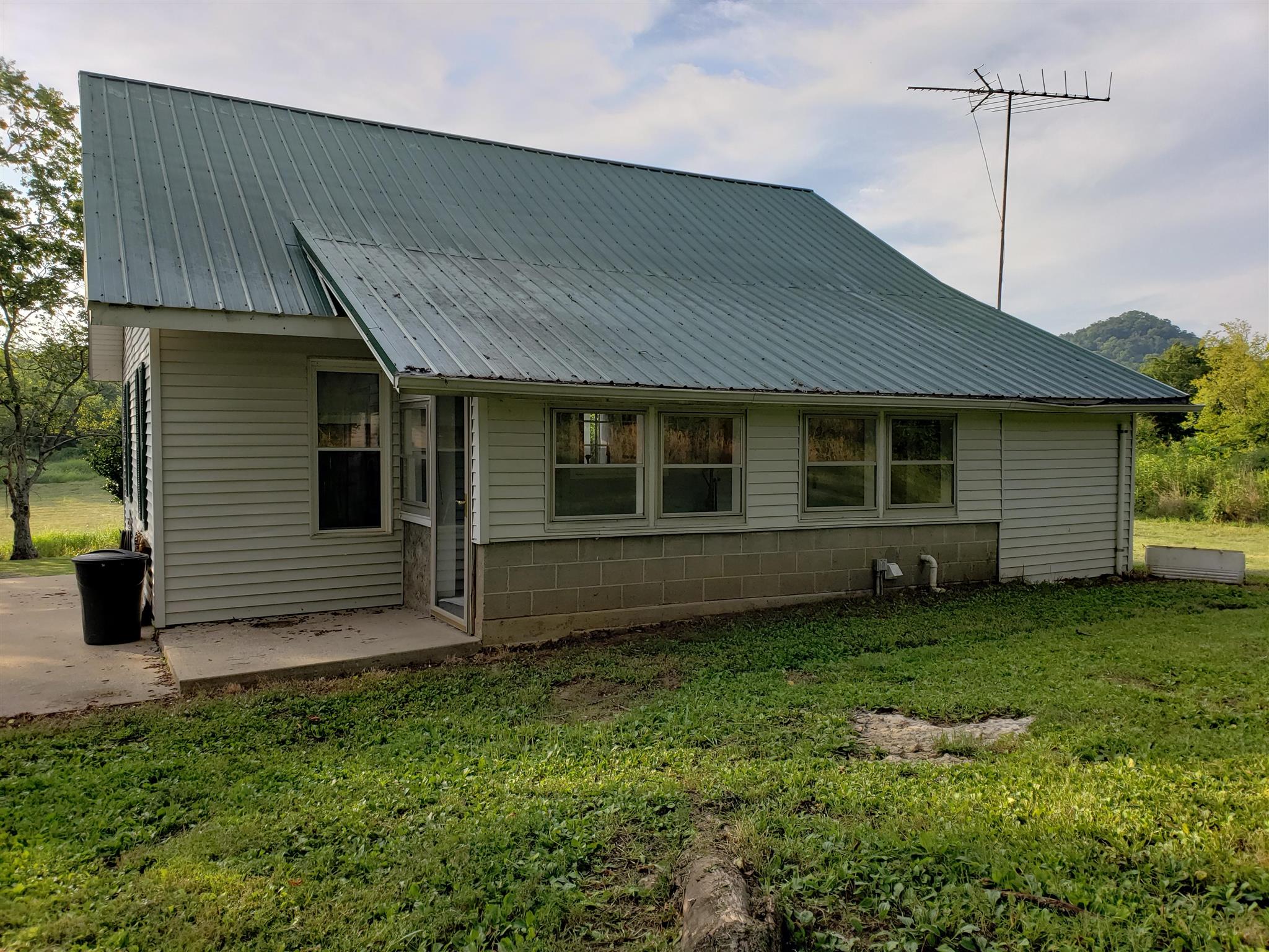56 Edd Hackett Rd, Pleasant Shade, TN 37145