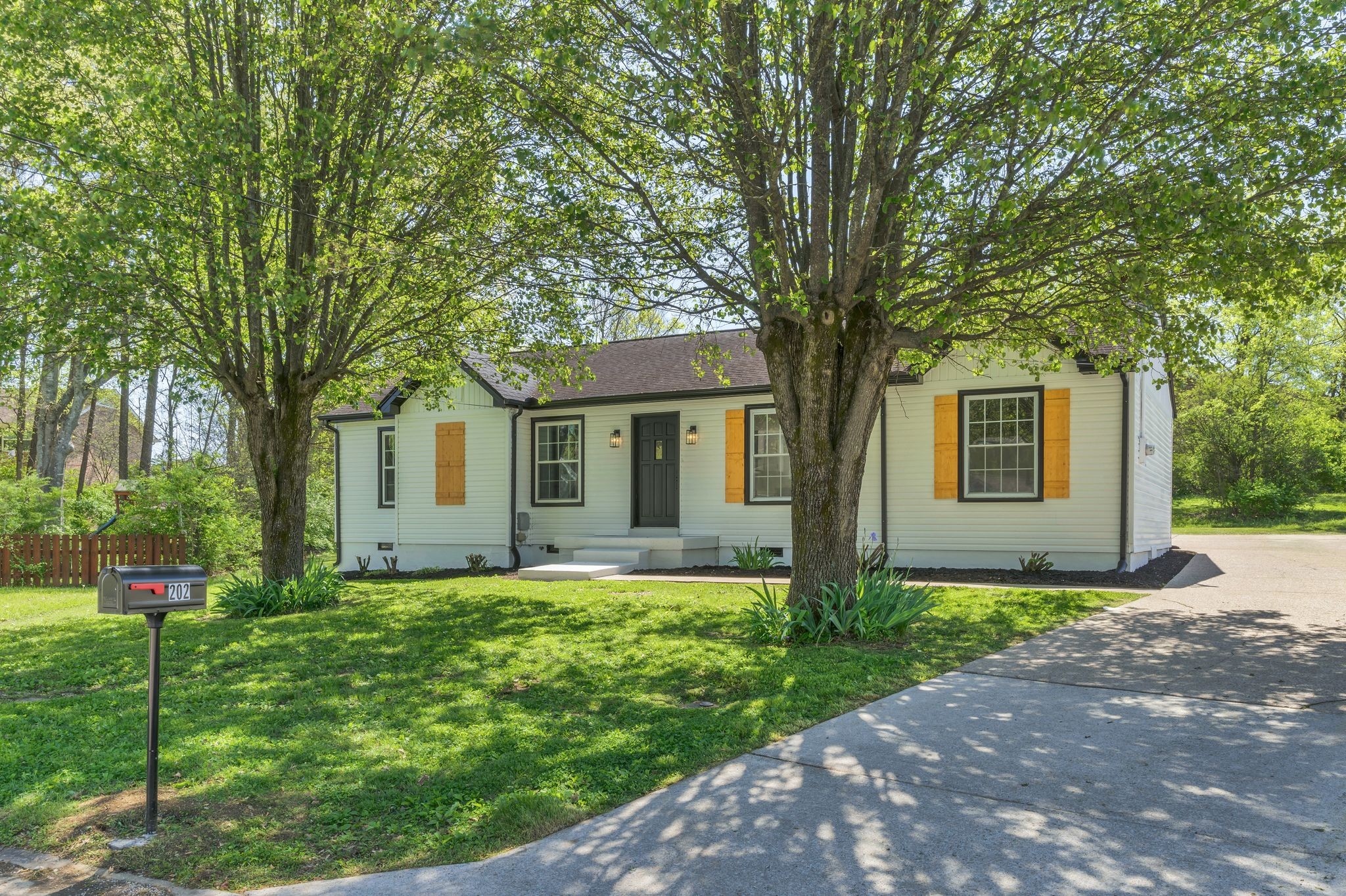 202 Timberlake Dr, Hendersonville, TN 37075
