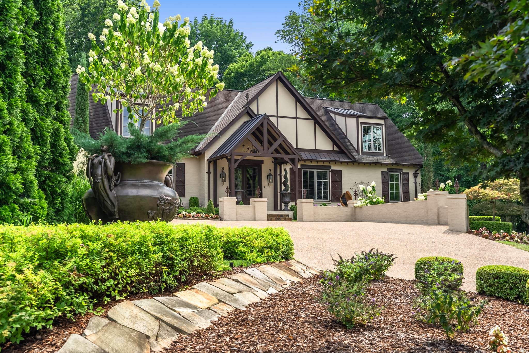 3807 Harding Pl, Nashville, TN 37215